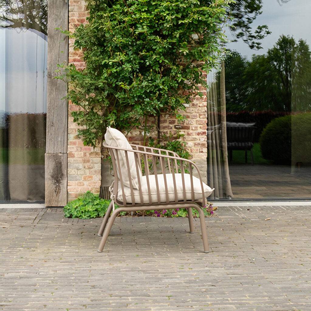 Wilsa Garden - Fauteuil de jardin en résine et acier Marron MARINA - Image 3