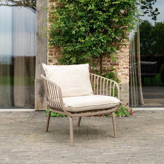 Wilsa Garden - Fauteuil de jardin en résine et acier Marron MARINA - Image 1