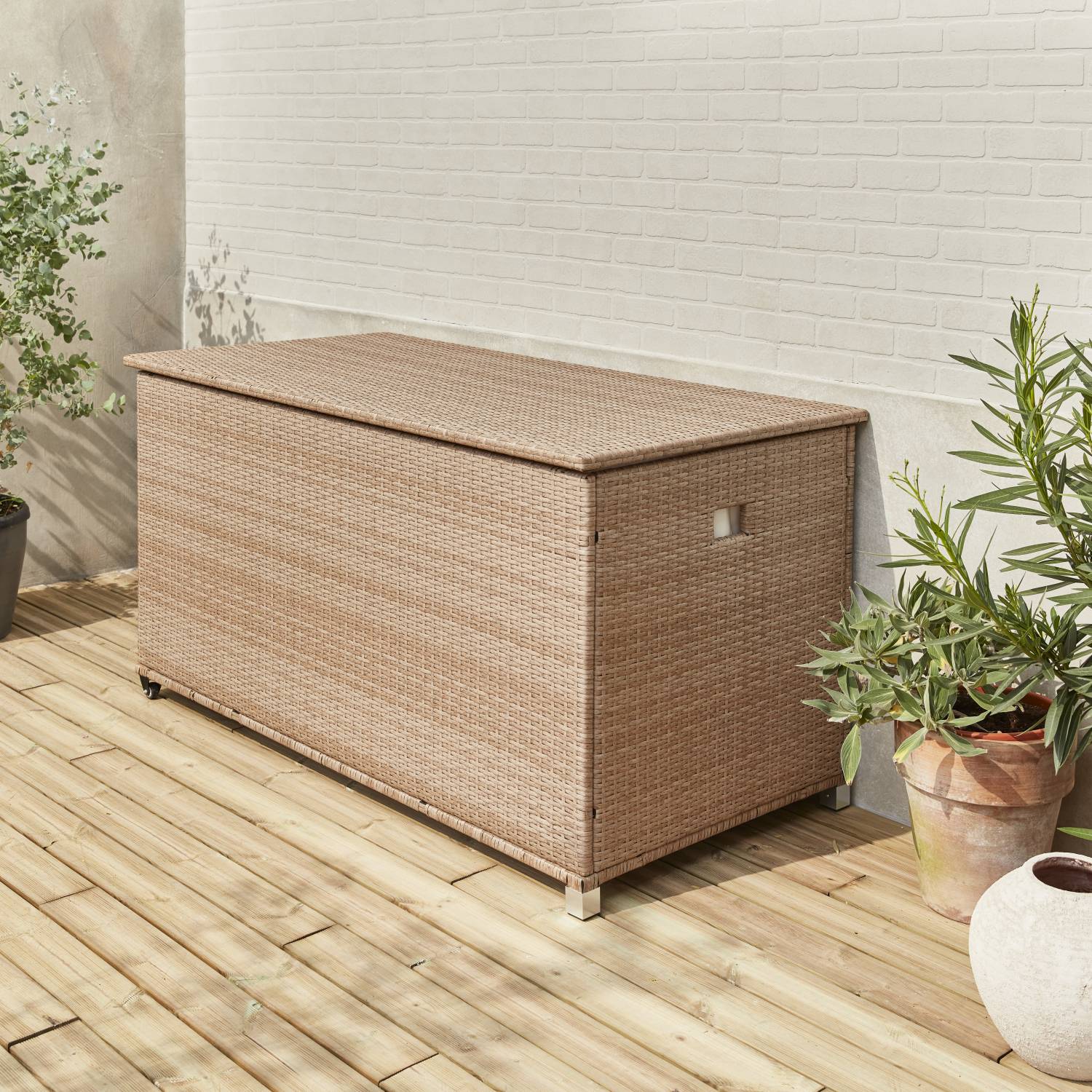sweeek - Coffre de jardin en résine tressée naturelle - Cassapanca  - 790L. vérins. roulettes. poignée et housse intérieure beige. rangement coussins | sweeek - Image 1