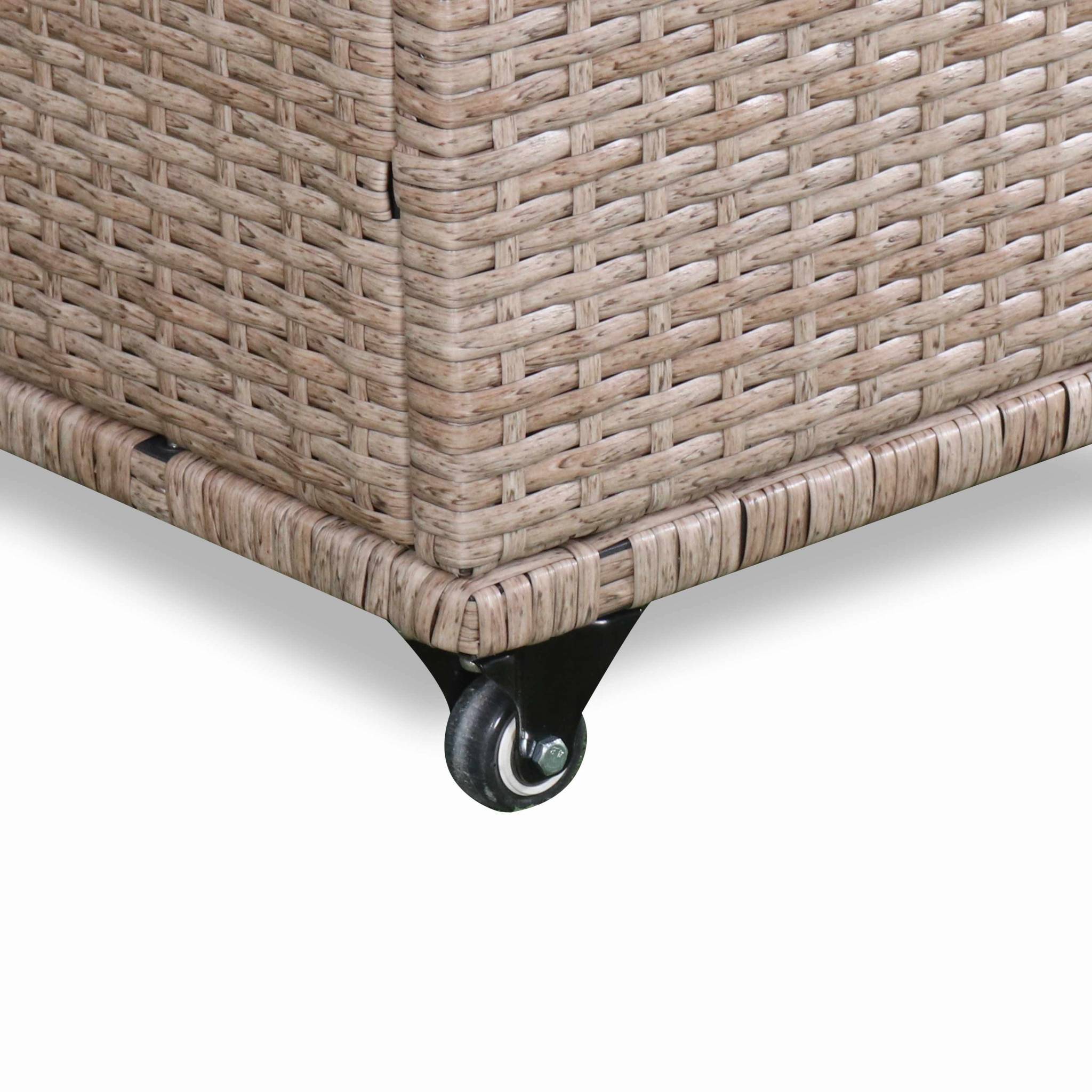 sweeek - Coffre de jardin en résine tressée naturelle - Cassapanca  - 790L. vérins. roulettes. poignée et housse intérieure beige. rangement coussins | sweeek - Image 7