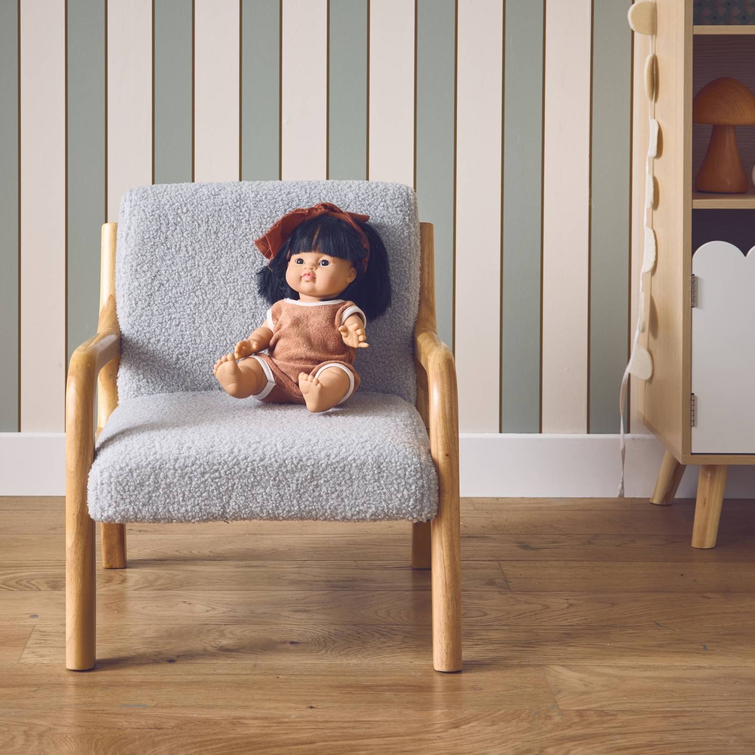 sweeek - Fauteuil scandinave enfant en bois et tissu bouclette gris souris | sweeek