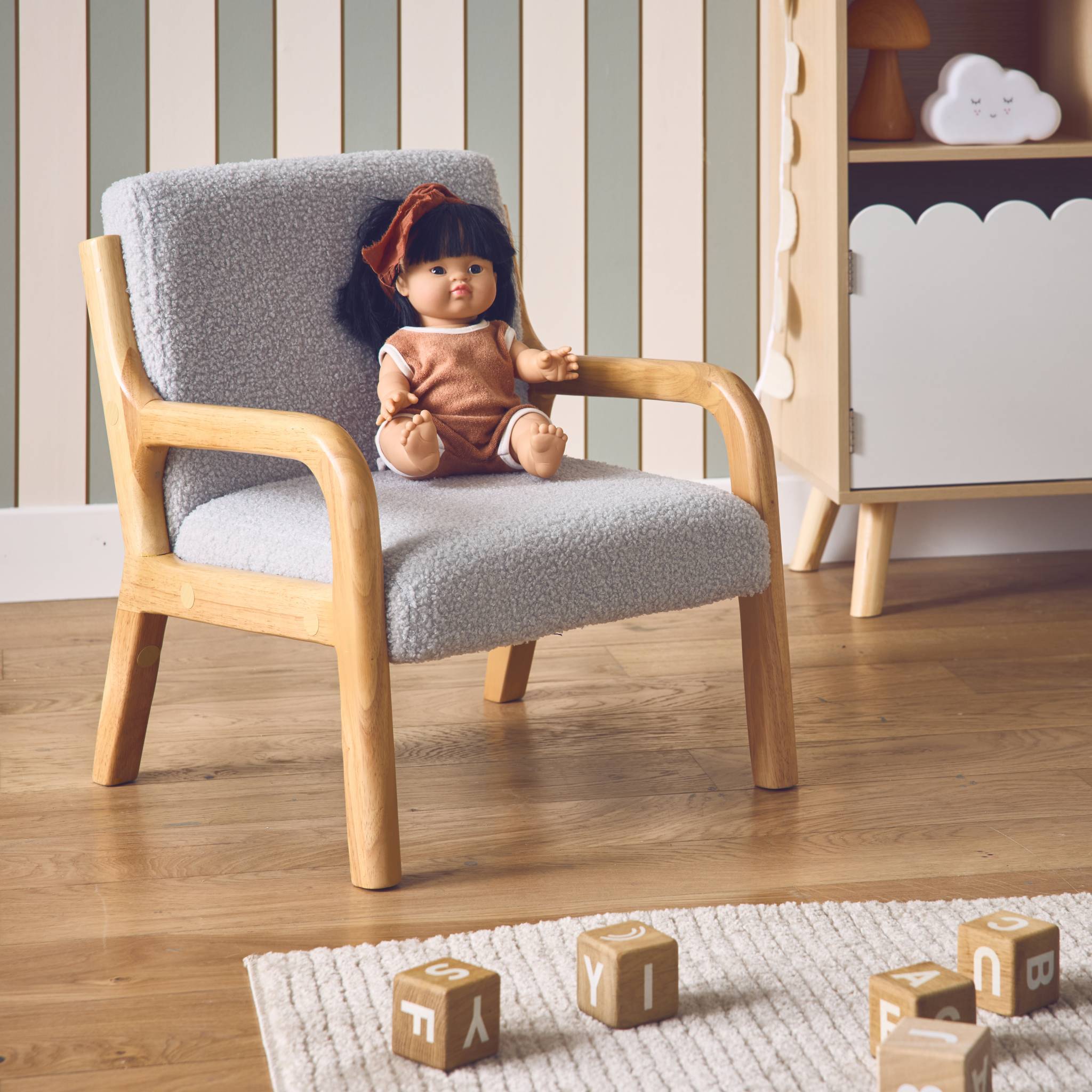 sweeek - Fauteuil scandinave enfant en bois et tissu bouclette gris souris | sweeek - Image 3