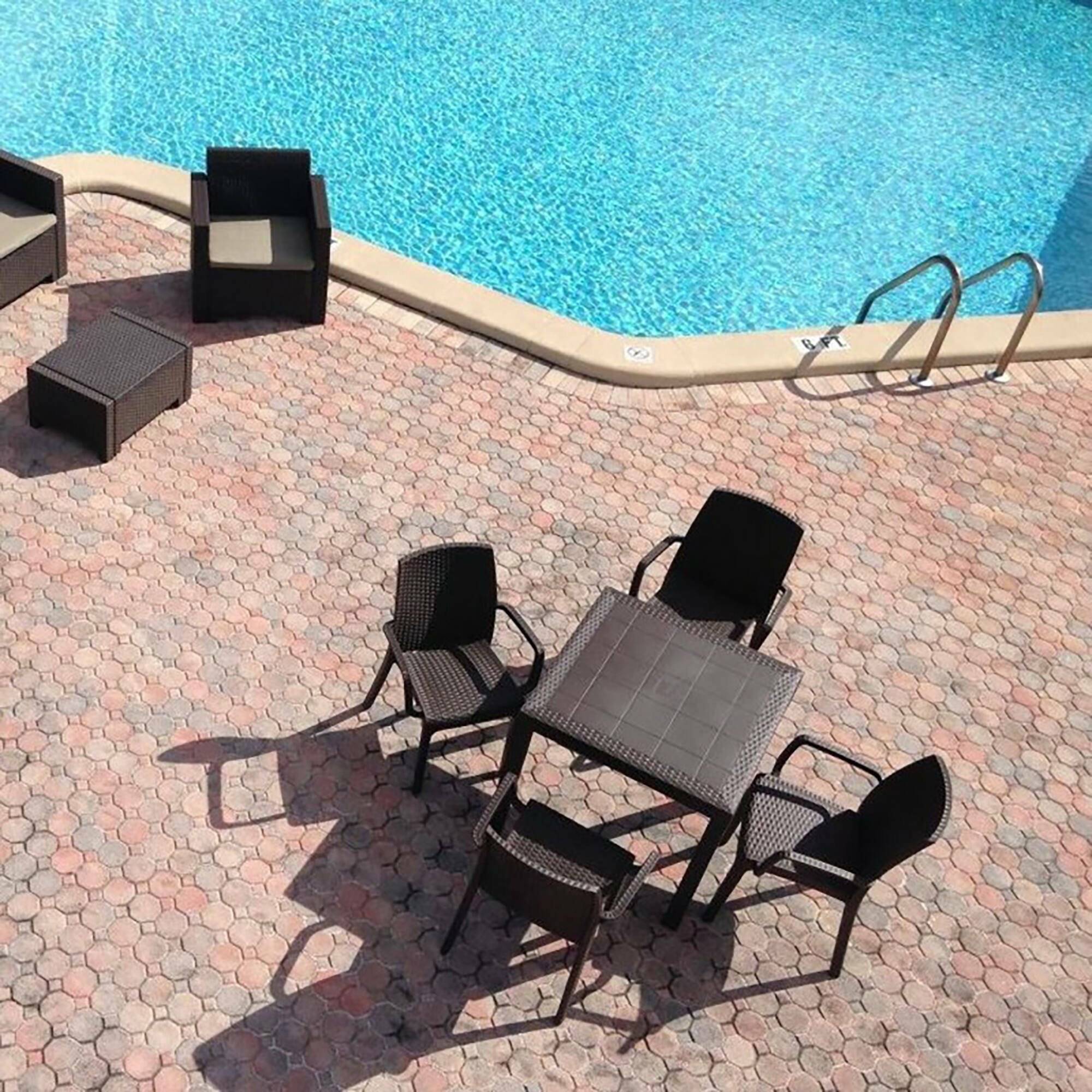 Dmora - Table d'extérieur Dguidon, Etagère carrée fixe, Table de jardin polyvalente effet rotin, 100% Made in Italy, 80x80h74 cm, Marron - Dmora - Imagen 5