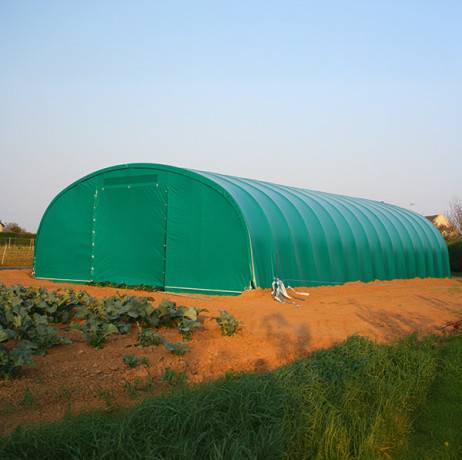 Plastidis - Abri tunnel largeur 8 m pas à 1.50 m - Long 18 m, type 250µ vert/blanc, Façade Pas de portes, Fix. Sol terre bâche non enterrée - Imagen 6
