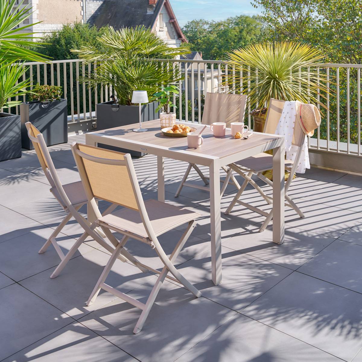 Hesperide - Table de jardin "Évasion" effet bois lin & argile 4 places lates en aluminium - Hespéride