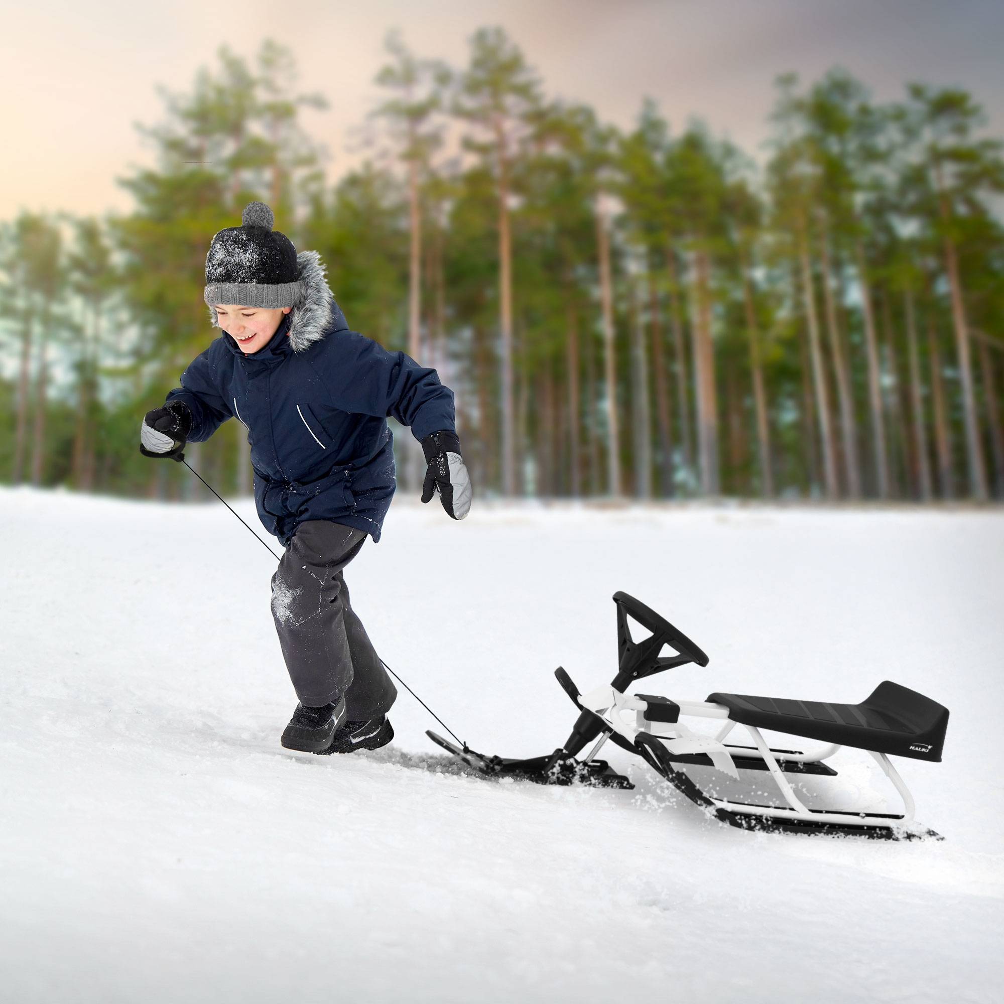 Luge à neige Noir Blanc 119x38x50cm pour enfants et adultes jusqu'à 90 kg avec volant frein à pied corde de traction siège avec dossier cadre en acier - Image 9