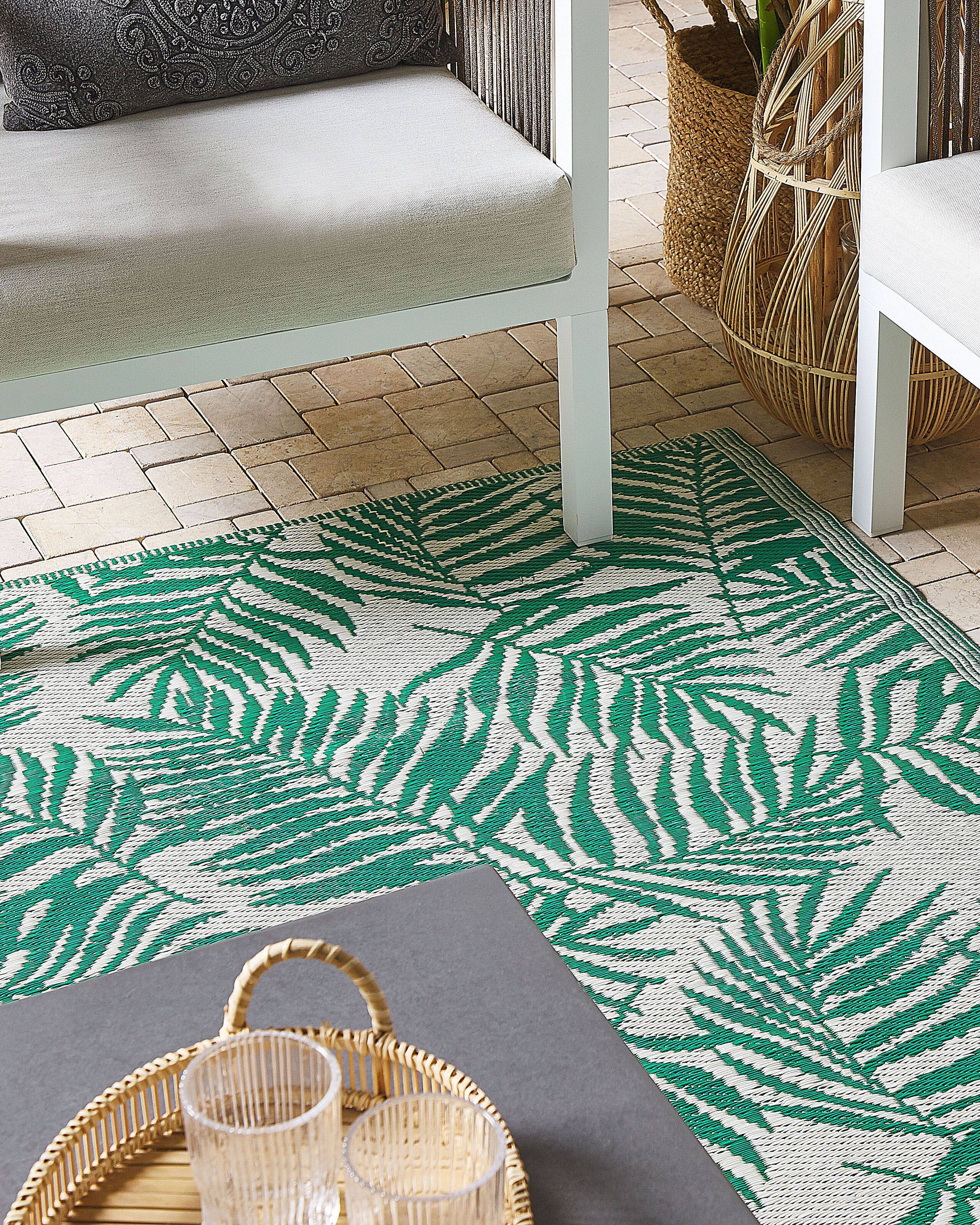 Tapis d'Extérieur Vert Emeraude et Blanc en Polypropylène 120 x 180 cm Motif Feuilles de Palmier pour Terrasse au Style Moderne - Image 1