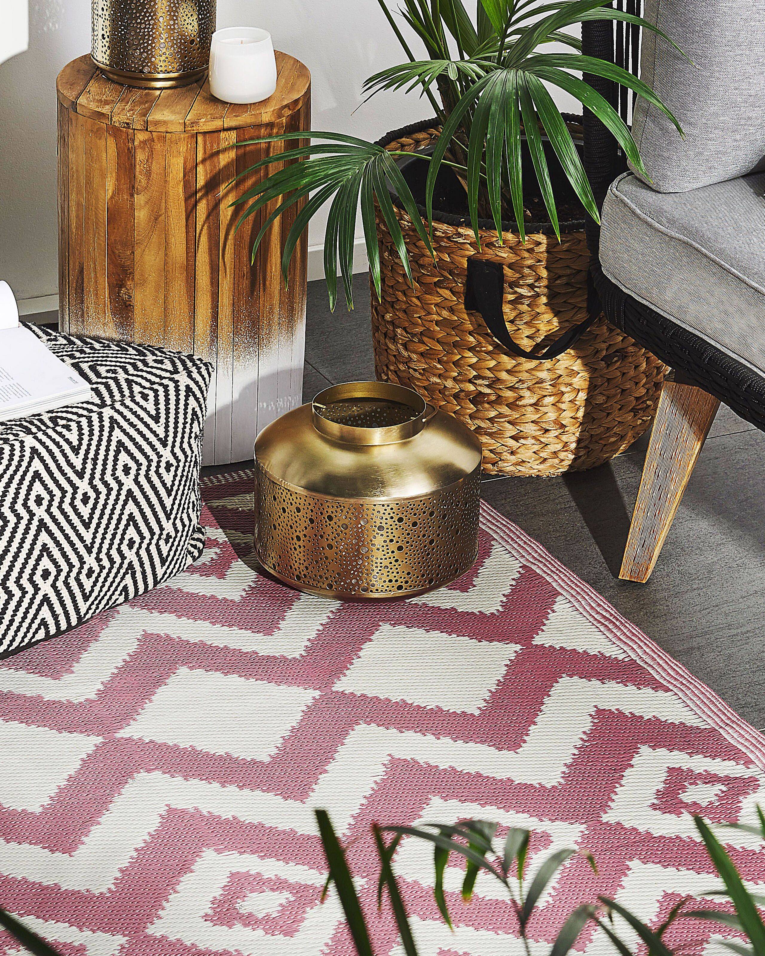 Beliani - Tapis Extérieur Intérieur Synthètique au Motif Zigzag Rose et Blanc Polyvalent Décoratif et Pratique pour Balcon Terrasse ou Salle de Bain 120 x 180 - Imagen 2