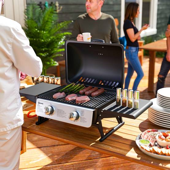 Barbecue à gaz compact à 2 brûleurs, thermomètre, tablettes latérales rabattables et bac de récupération des graisses, 101 x 48 x 41 cm, noir - Image 3