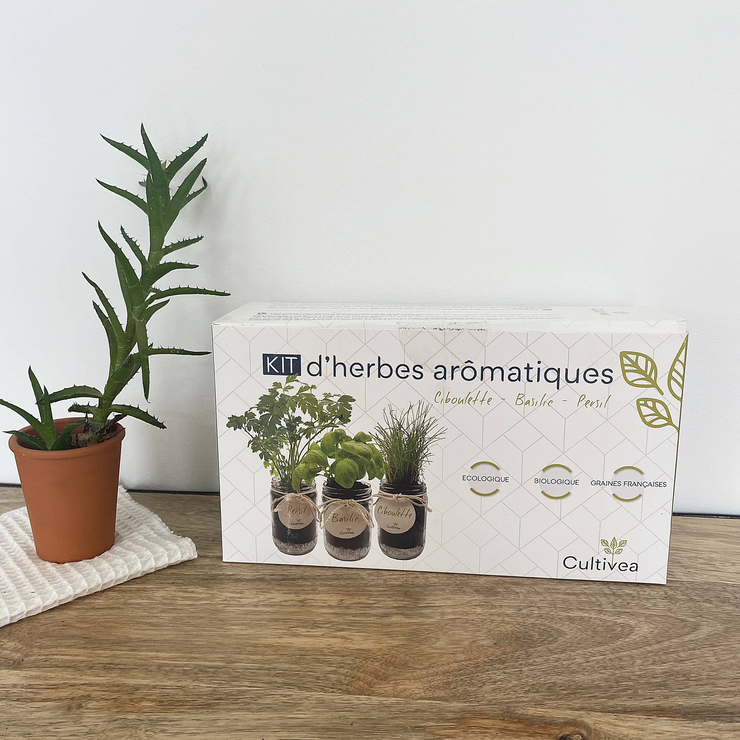 Kit Prêt à Pousser d’Herbes Aromatiques - Jardin potager d’intérieur (Basilic, Persil et Ciboulette) - Cultivea® - Image 2