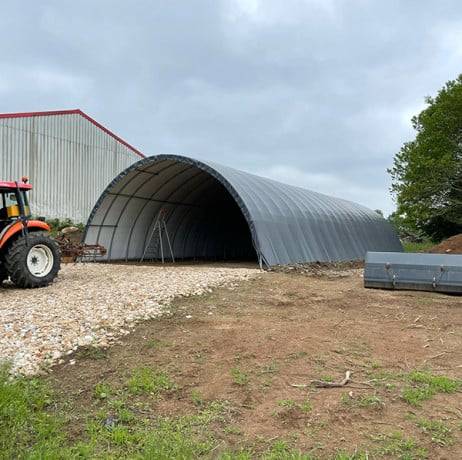 Plastidis - Abri tunnel largeur 8 m pas à 1.50 m  - Long 22.50 m, type 250µ vert/blanc, Façade Pas de portes, Fix. Sol terre bâche enterrée - Imagen 4