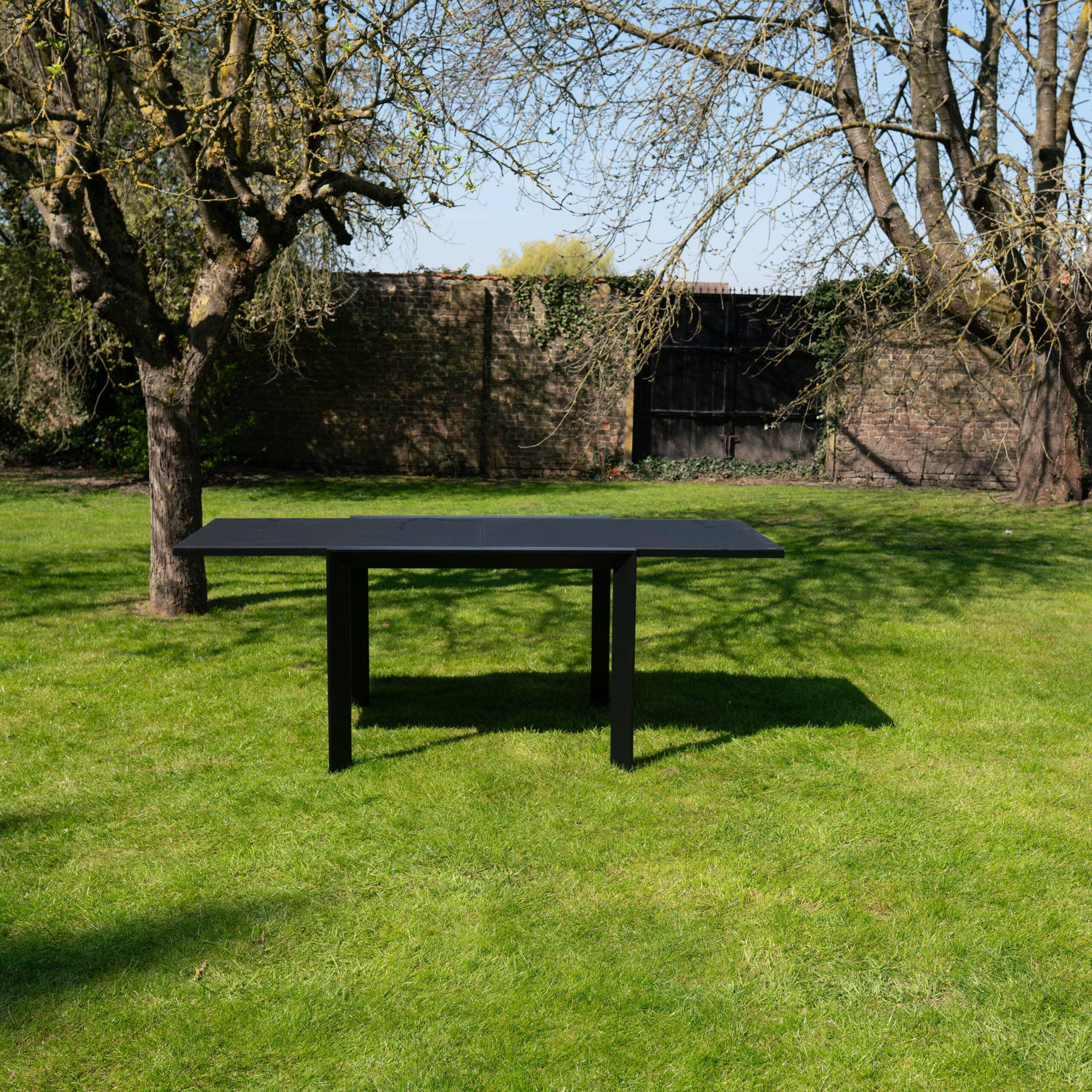 Wilsa Garden - Table de jardin en aluminium extensible et verre poli noir 4/8 places MODULO