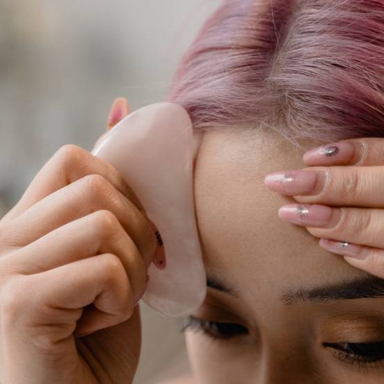 Gua Sha en Quartz Rose Naturel pour Visage et Corps + Masque Yeux Thermothérapie Double utilisation Chaud/Froid - Sun&Sia - Image 4