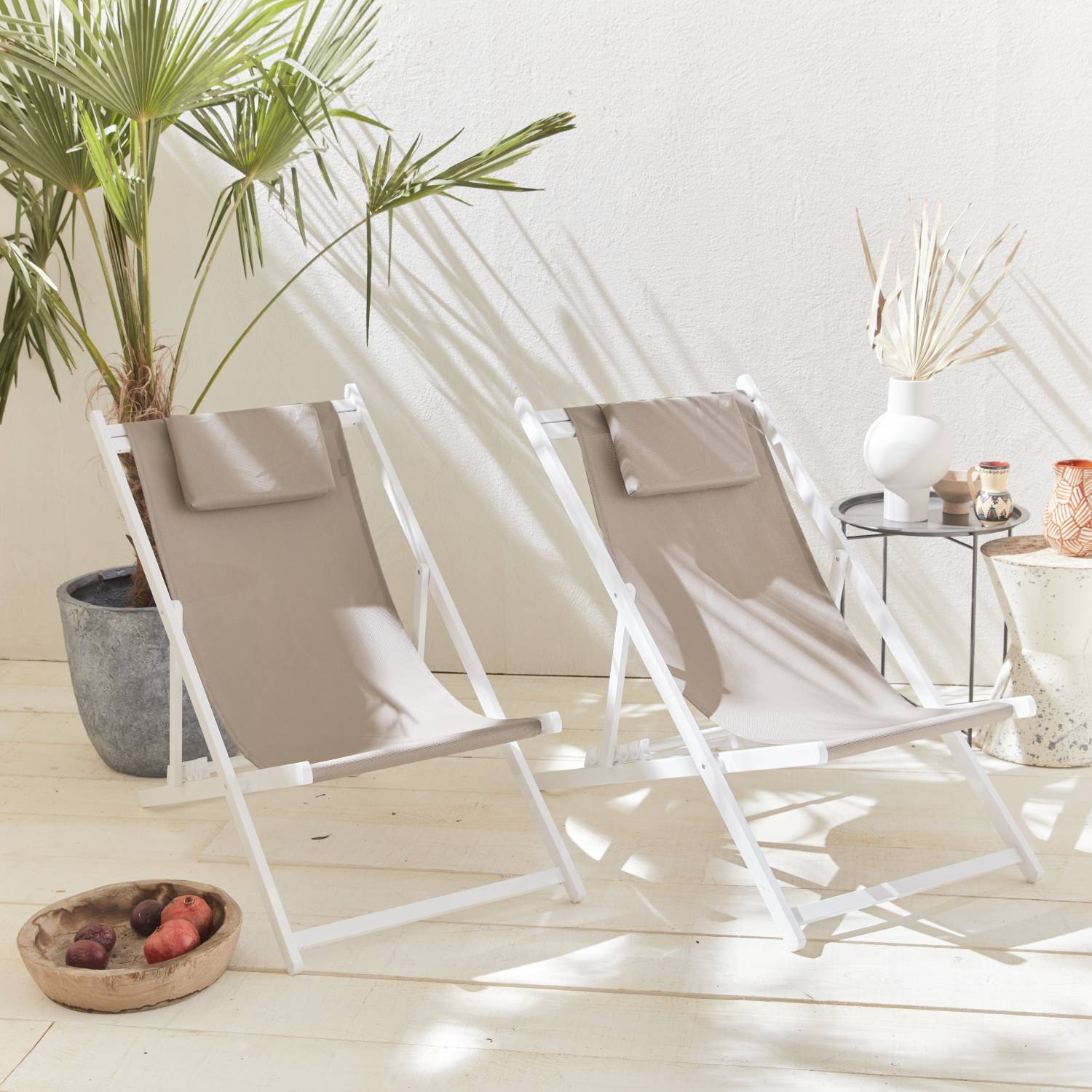 Lot de 2 bains de soleil - Gaia taupe - en aluminium blanc et textilene taupe avec coussin repose tête. chilienne | sweeek - Image 1