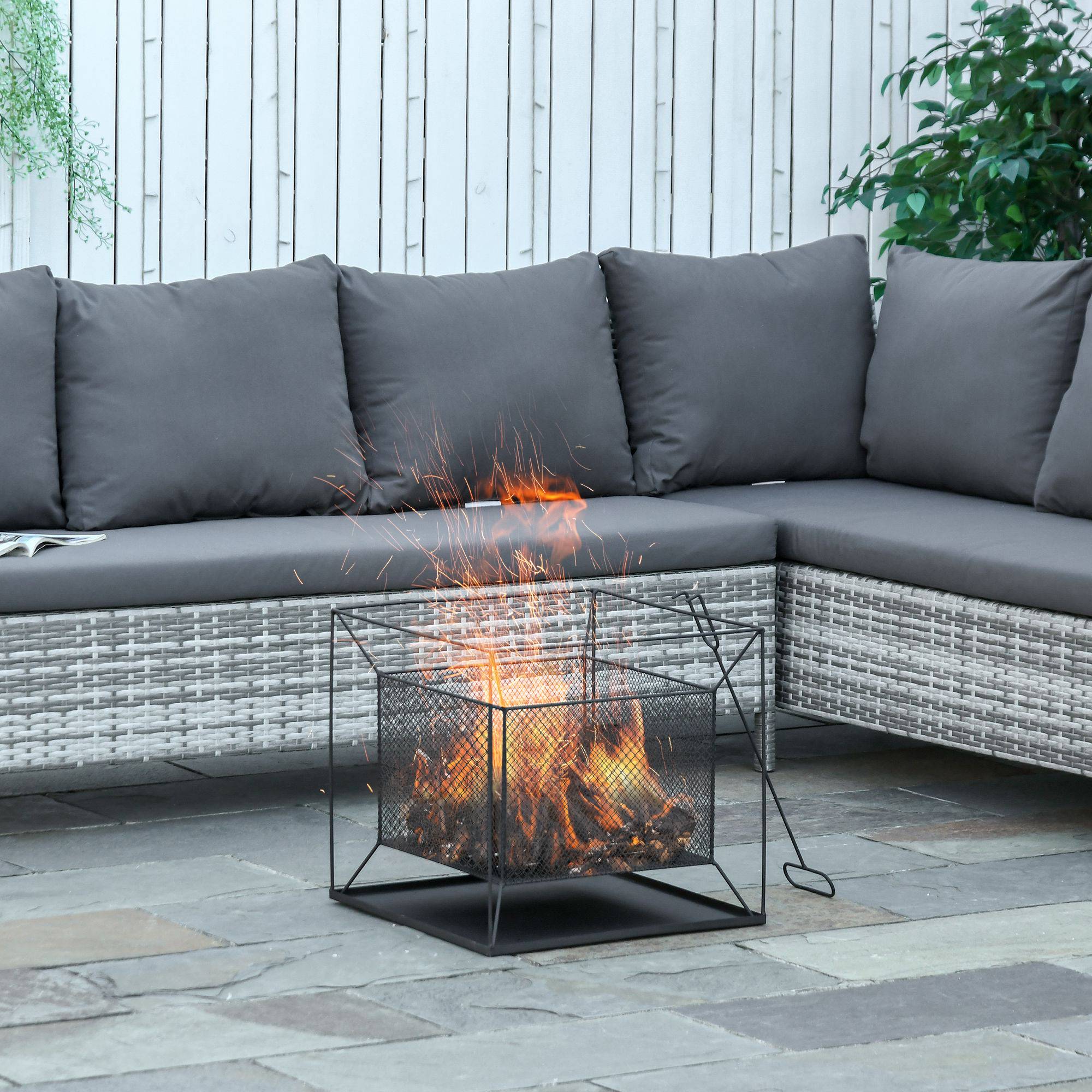 Outsunny - Brasero cheminée foyer extérieur carré avec tisonnier dim. 45L x 45l x 43H cm métal noir - Outsunny - Imagen 2