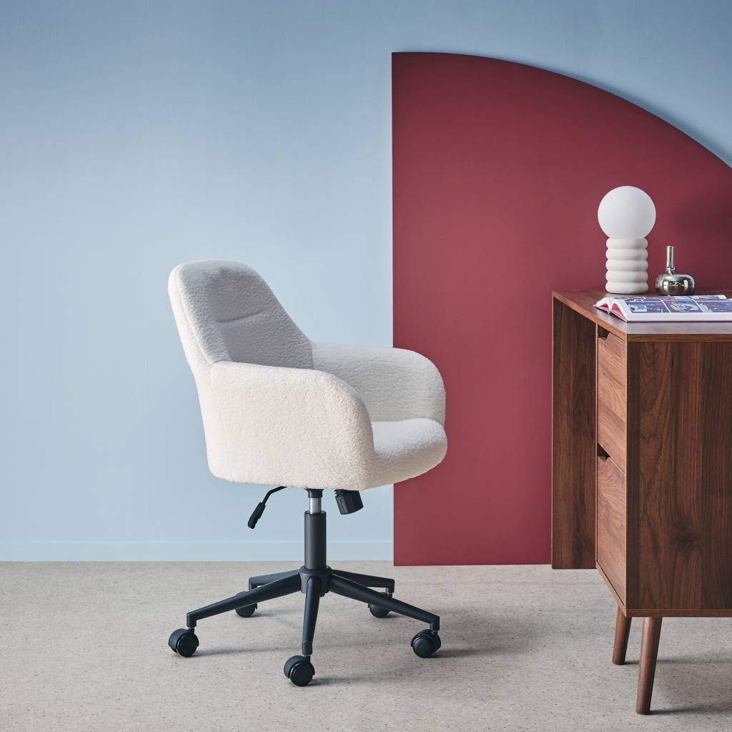 sweeek - Chaise de bureau à roulettes ajustable métal et bouclette blanche - L 57 x P 57 x H 85/94.5cm - Stan | sweeek