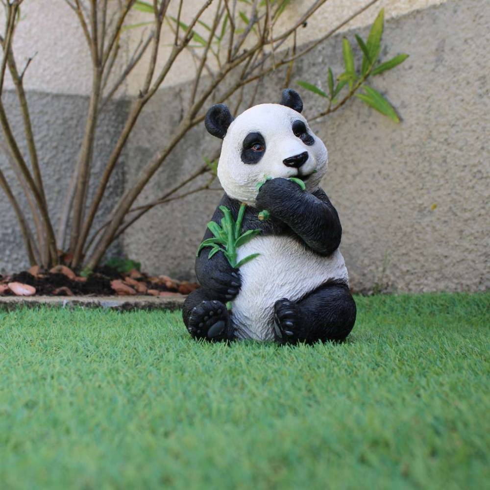 Vivid Arts - Panda mangeant de l'eucalyptus en résine - Imagen 3