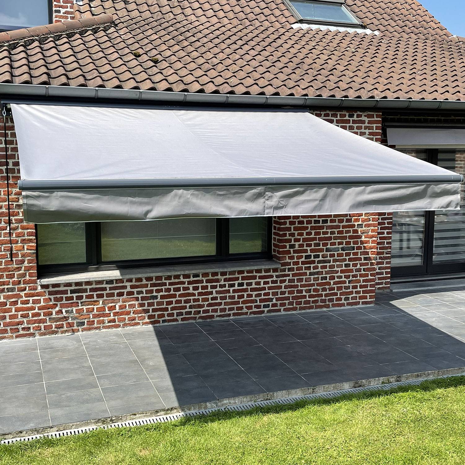 Happy Garden - Store banne SAULE 3,5 × 3m avec semi-coffre - Toile grise et structure grise - HAPPY GARDEN - Imagen 5