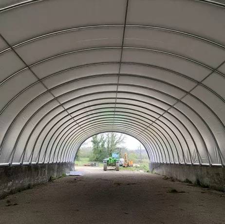 Abri tunnel largeur 9.30 m pas à 1.50 m - Long 28.50 m, type Camion 720 gr/m² vert/blanc, Façade 1 façade avec filet, Fix. Sol bét - Image 8
