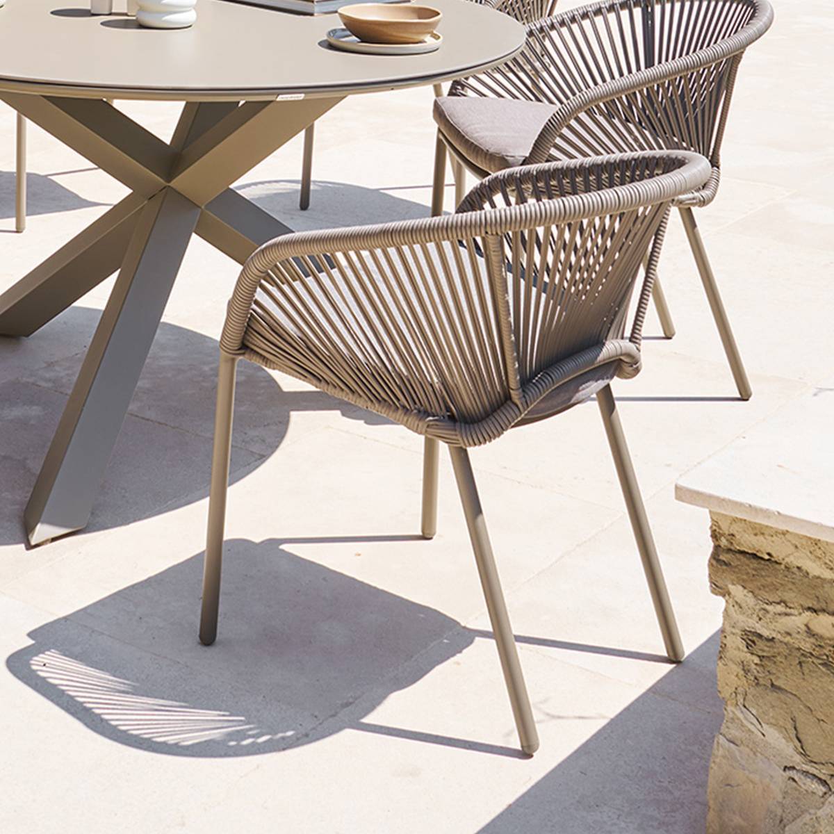 Hesperide - Fauteuil de jardin Oryon empilable café - Hespéride