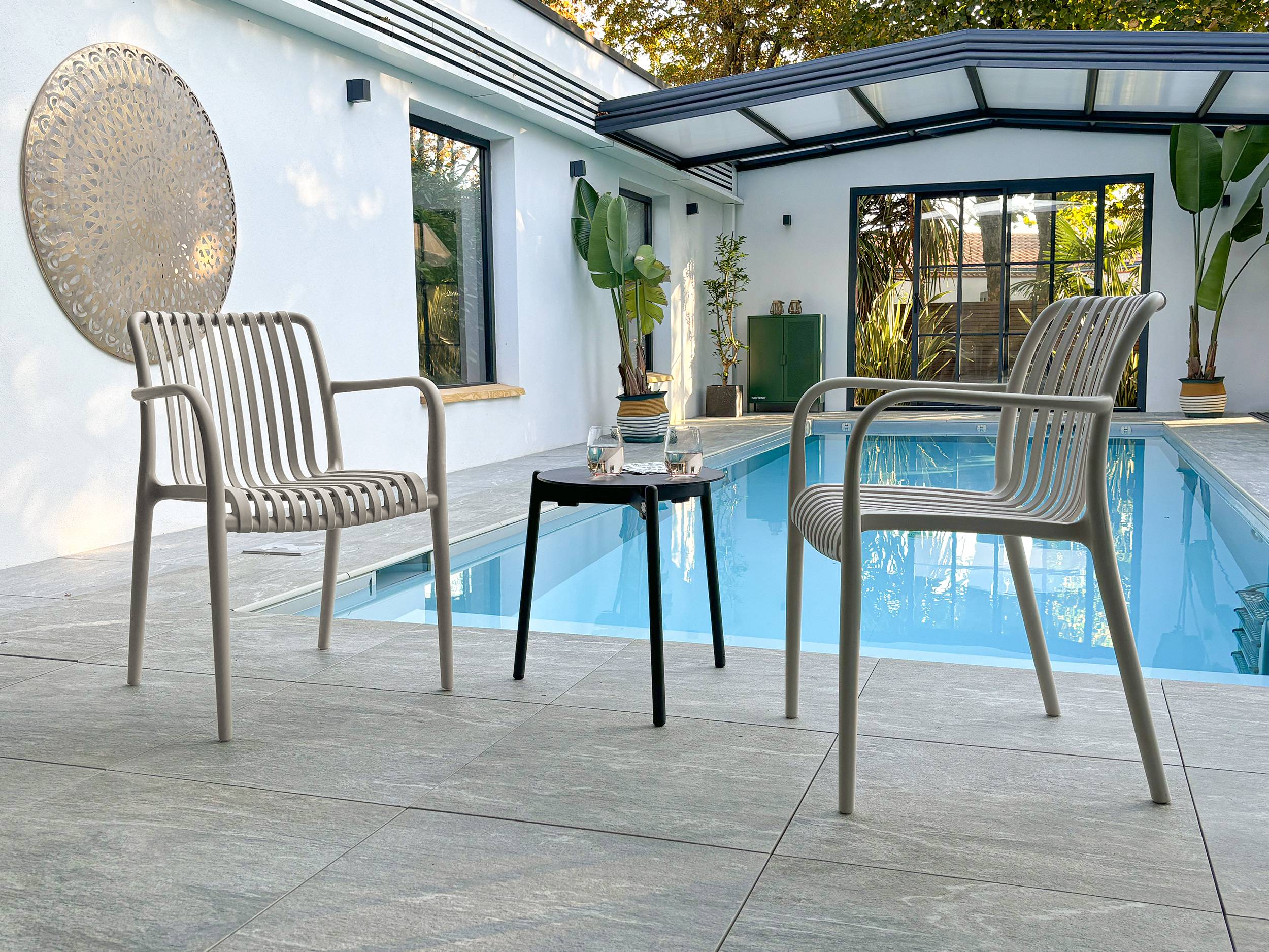 Lot de 2 fauteuils de jardin empilables en Polypropylène - Sable - TIAGO - Image 1