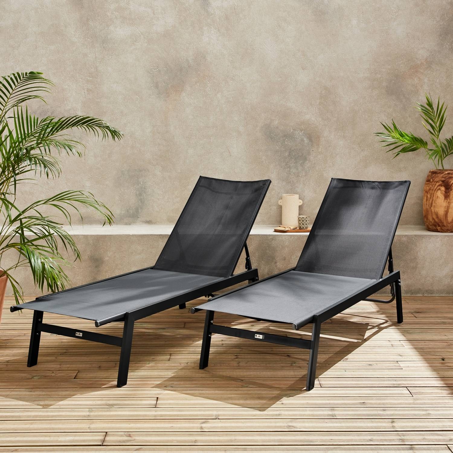 sweeek - Lot de 2 transats noir. 5 positions. en textilène et métal. FLORA.  L155 x P59 x H106cm | sweeek