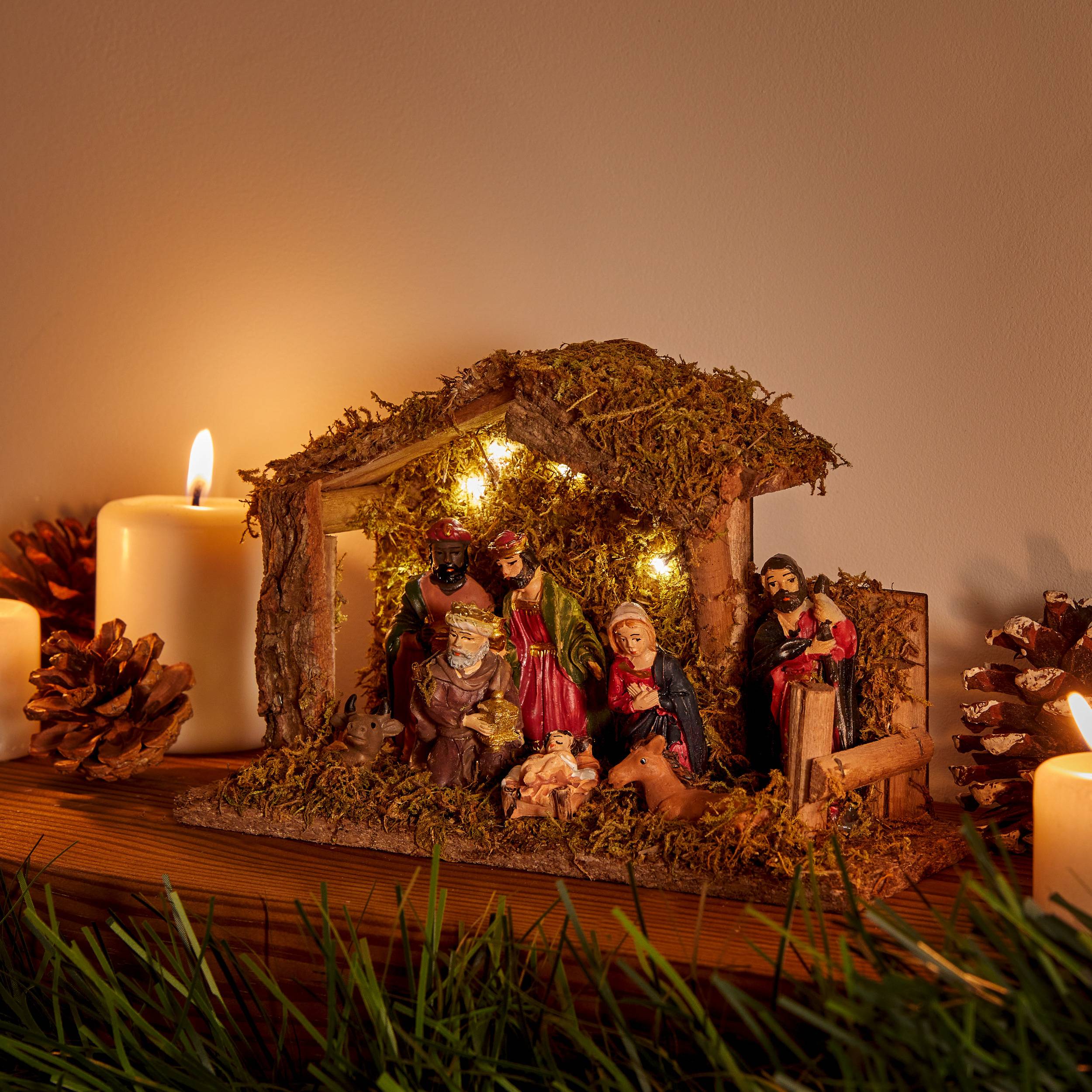 Fééric Lights & Christmas - Crèche de Noël à LED avec 7 santons 20x13cm résine et bois - Feeric Lights & Christmas