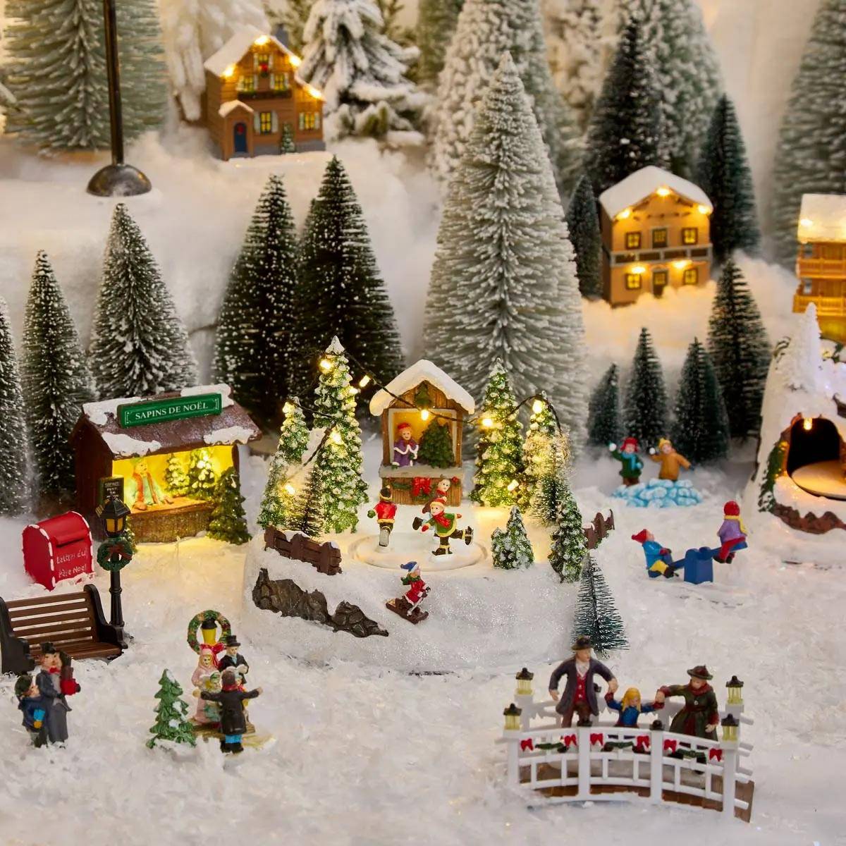 Fééric Lights & Christmas - Village lumineux patinoire en forêt 13 LED l.22cm  FEERIC LIGHTS & CHRISTMAS - Imagen 5