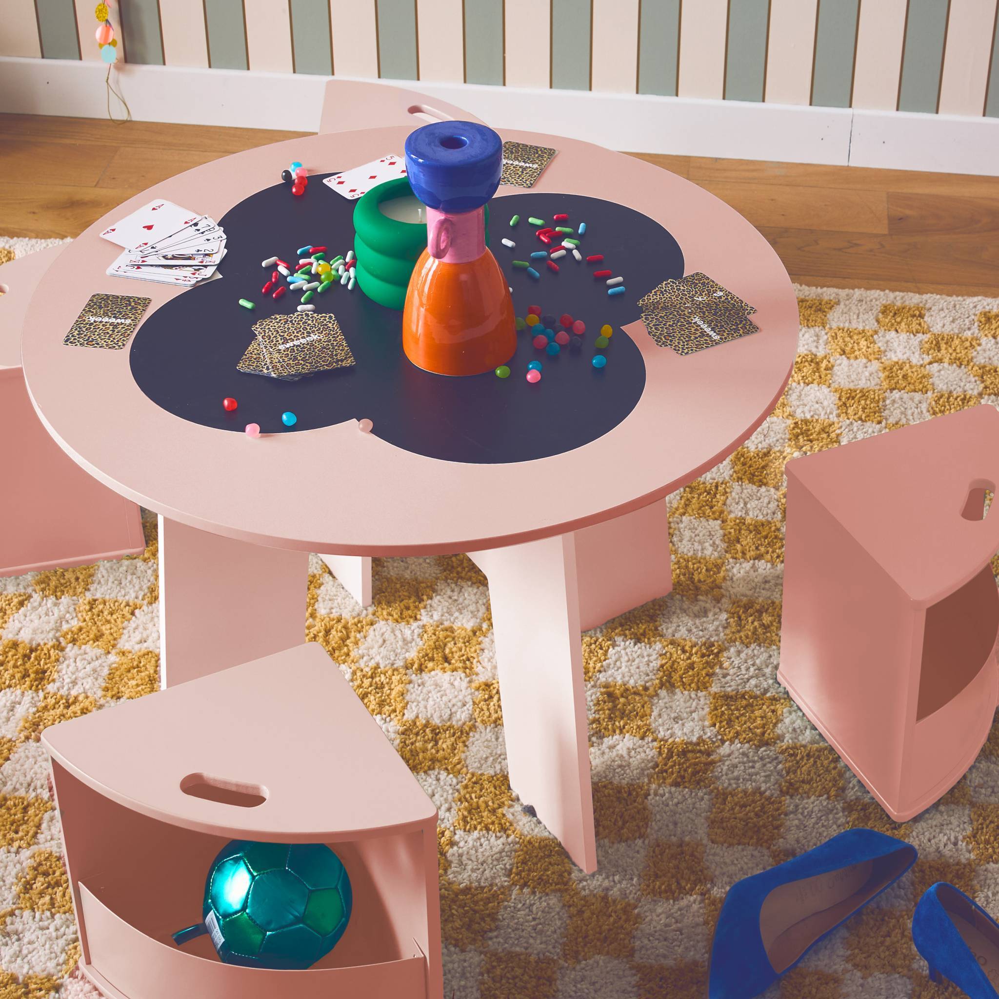 Sweeek - Table Avec Ardoise Et 4 Chaises Avec Rangement Pour Enfant - Ensemble Ludique Et Pratique