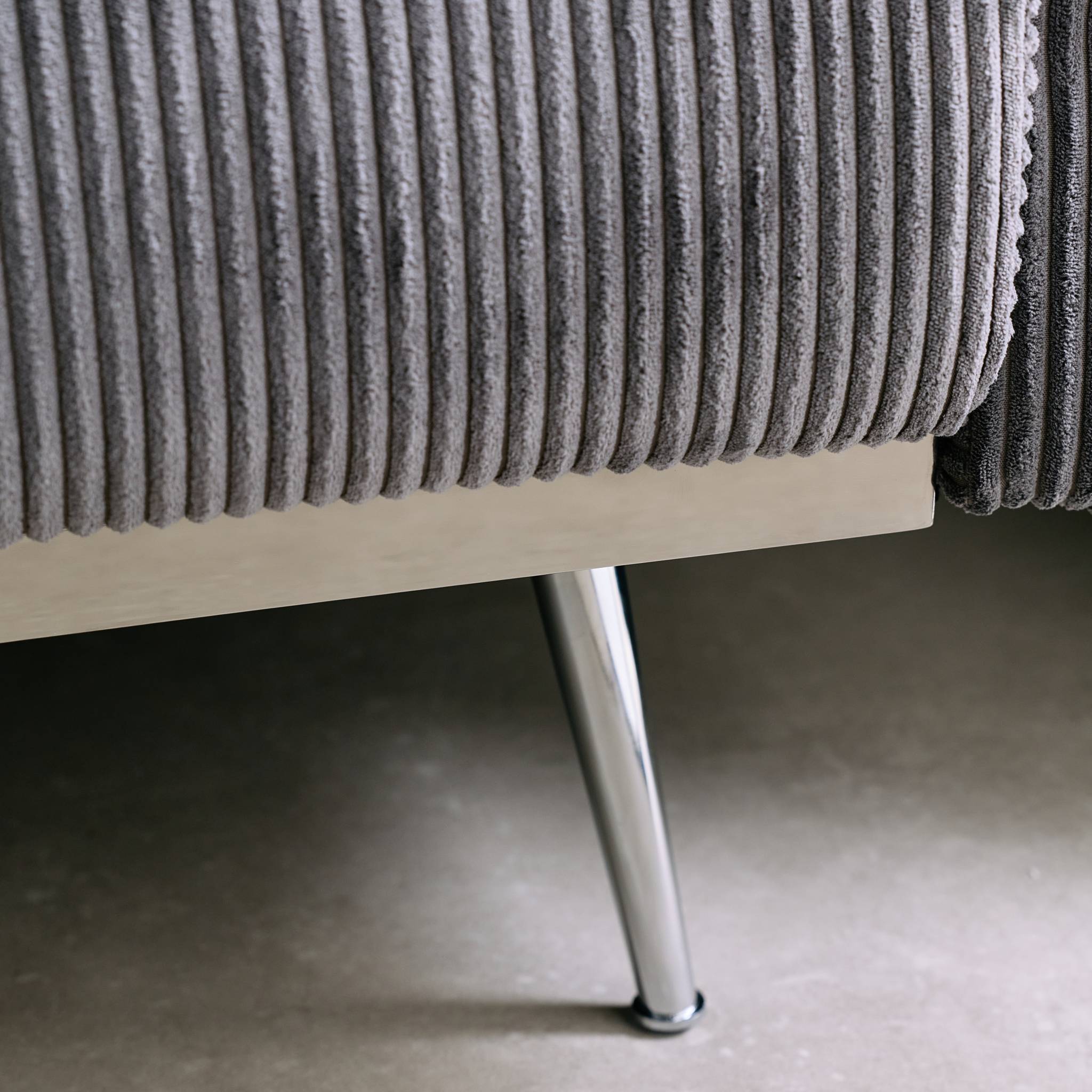 Canapé convertible design en velours côtelé gris foncé - Oskar - 3 places scandinave droit avec pieds métal chromé | sweeek - Image 5