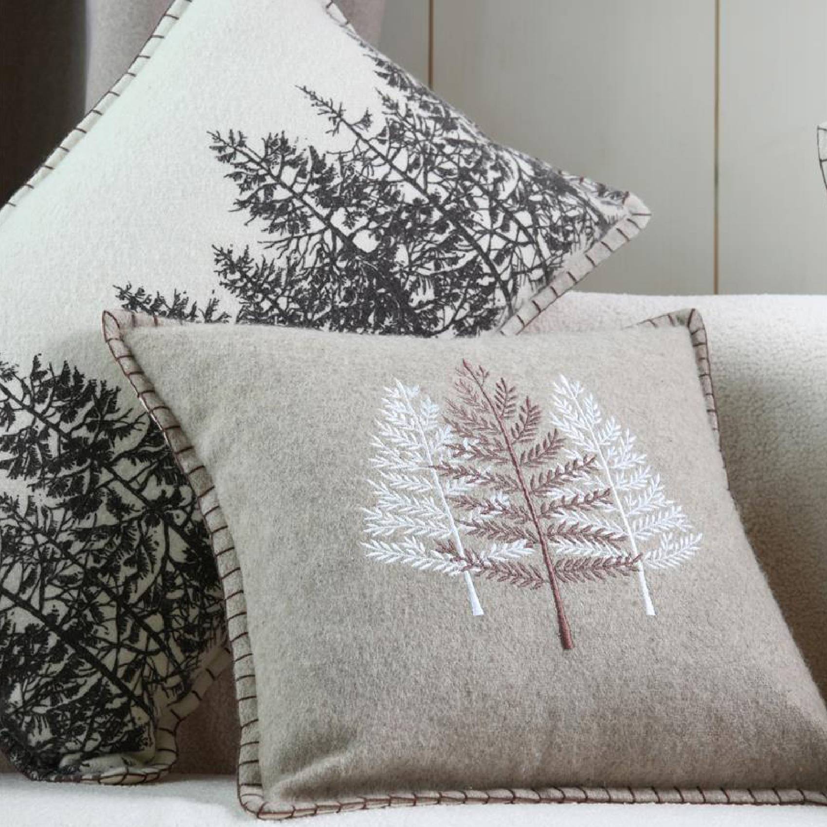Lovely Casa - Coussin style montagne en velours de coton brodé - LOVELY CASA - Imagen 3