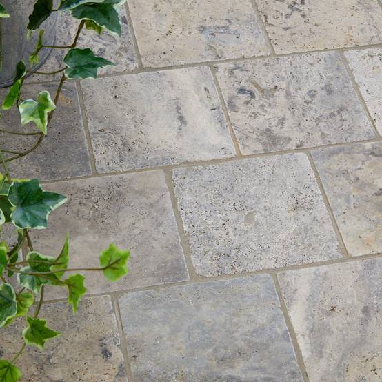 RO'MA Nature - Pavé Travertin Gris Silver 15,25x15,25x3 cm (vendu au m² - 42 pavés/m²) - RO'MA NATURE - Image 2