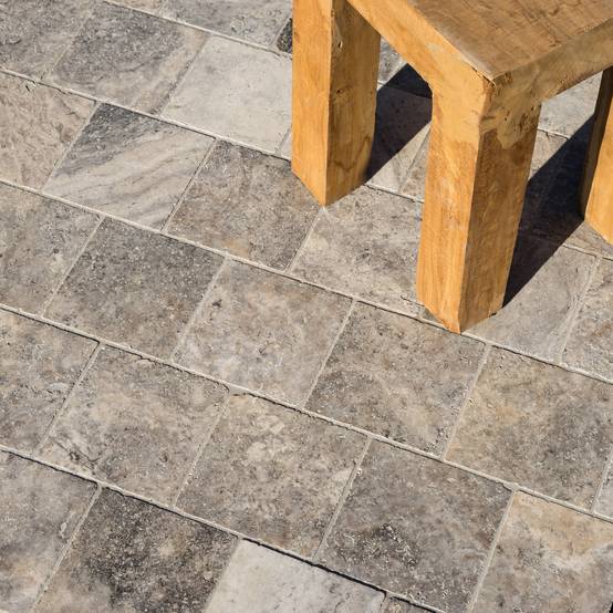 RO'MA Nature - Pavé Travertin Gris Silver 15,25x15,25x3 cm (vendu au m² - 42 pavés/m²) - RO'MA NATURE - Image 1