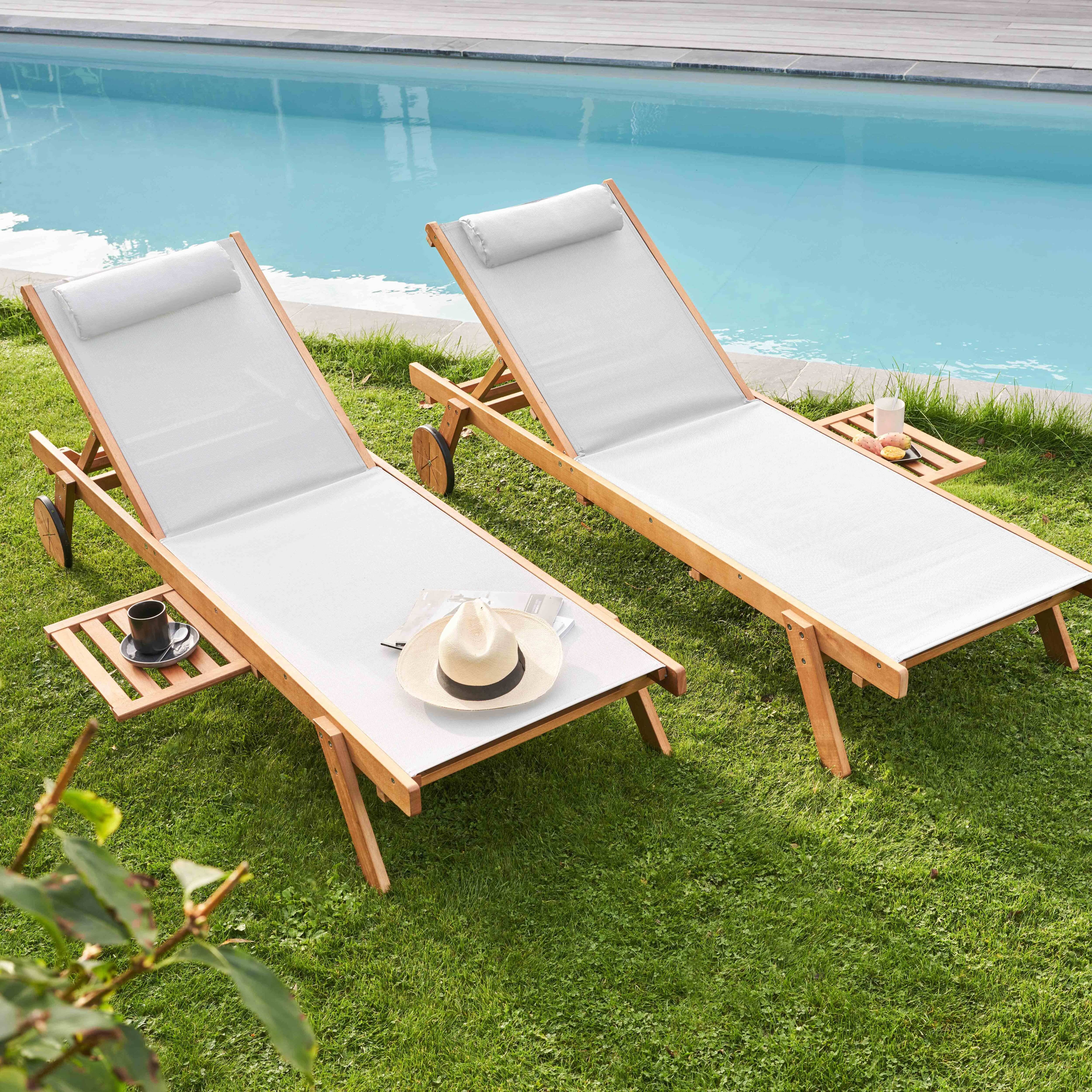Oviala - Lot de 2 bains de soleil avec coussin et tablette en bois blanc Goa - Oviala - Imagen 2