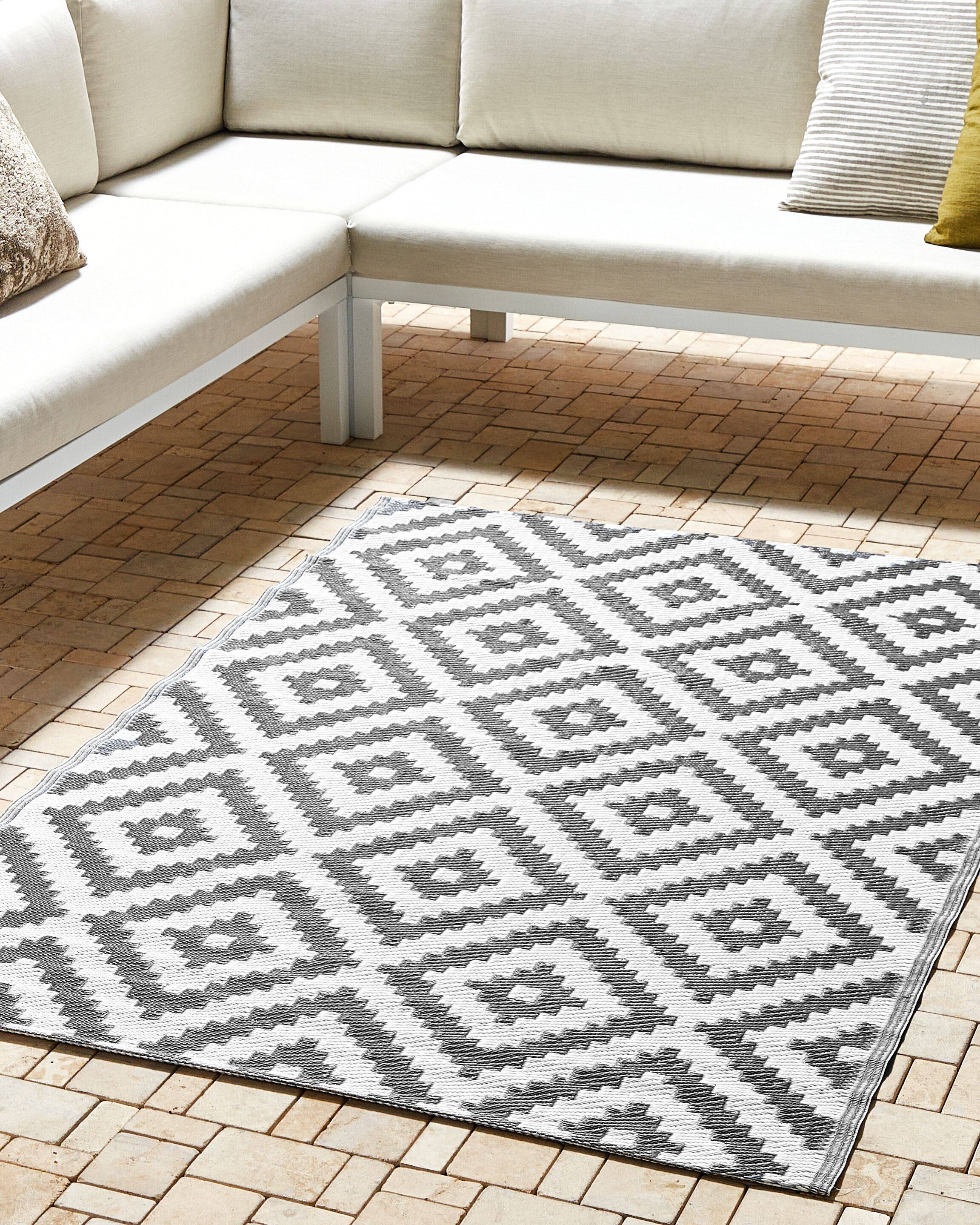 Beliani - Tapis Extérieur et Intérieur Gris et Blanc en Polypropylène Motif Losanges pour Salon ou Balcon Scandinave et Boho 120 x 180 cm Beliani - Imagen 2