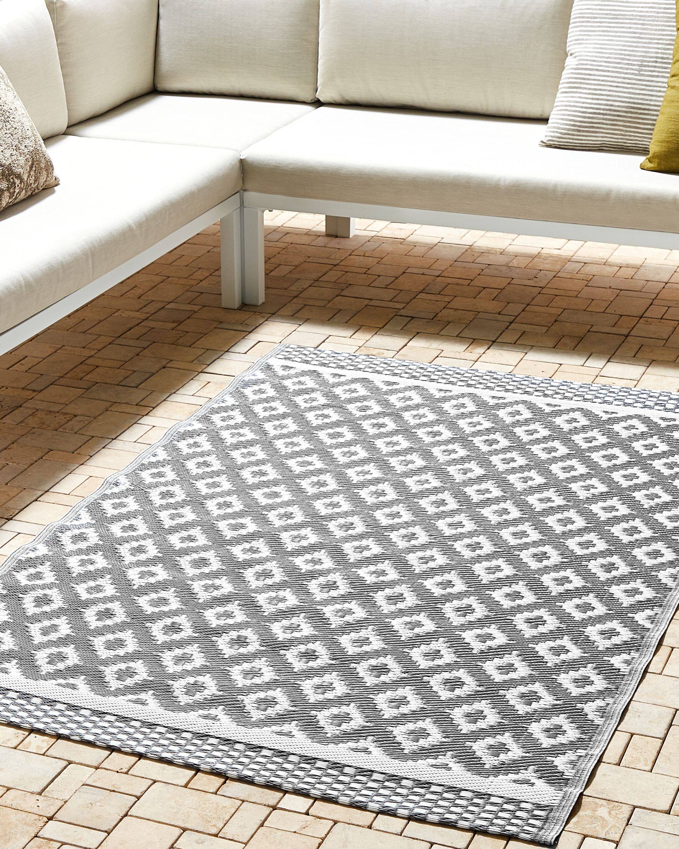 Beliani - Tapis d'Extérieur et Intérieur au Motif Géométrique Gris Polyvalent 120 x 180 cm Idéal pour Terrasse ou Jardin Scandinave et Boho Beliani - Imagen 2