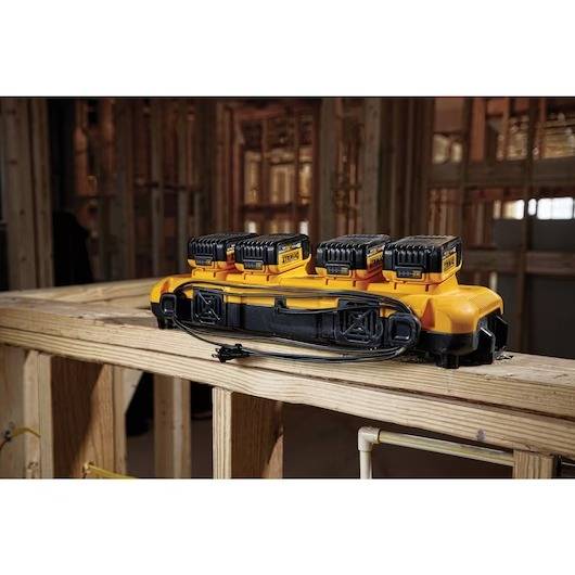 Chargeur rapide Toughsystem 4 ports XR 12V / 18V / 54V DEWALT - DCB104-QW - Image 2