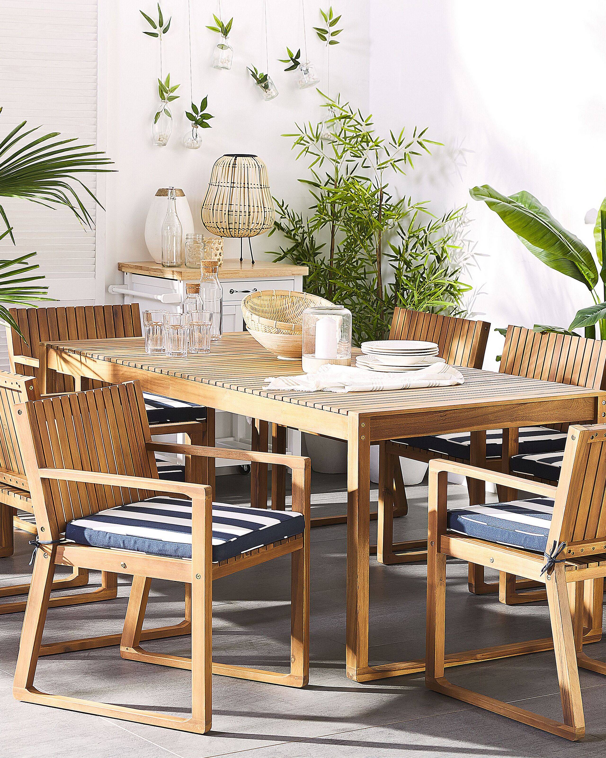 Beliani - 8 Chaises de Jardin ou Terrasse en Bois d'Acacia Résistant avec Coussins à Rayures Bleu Marine Matières Durables Confort d'Assise Optimal Beliani - Imagen 2