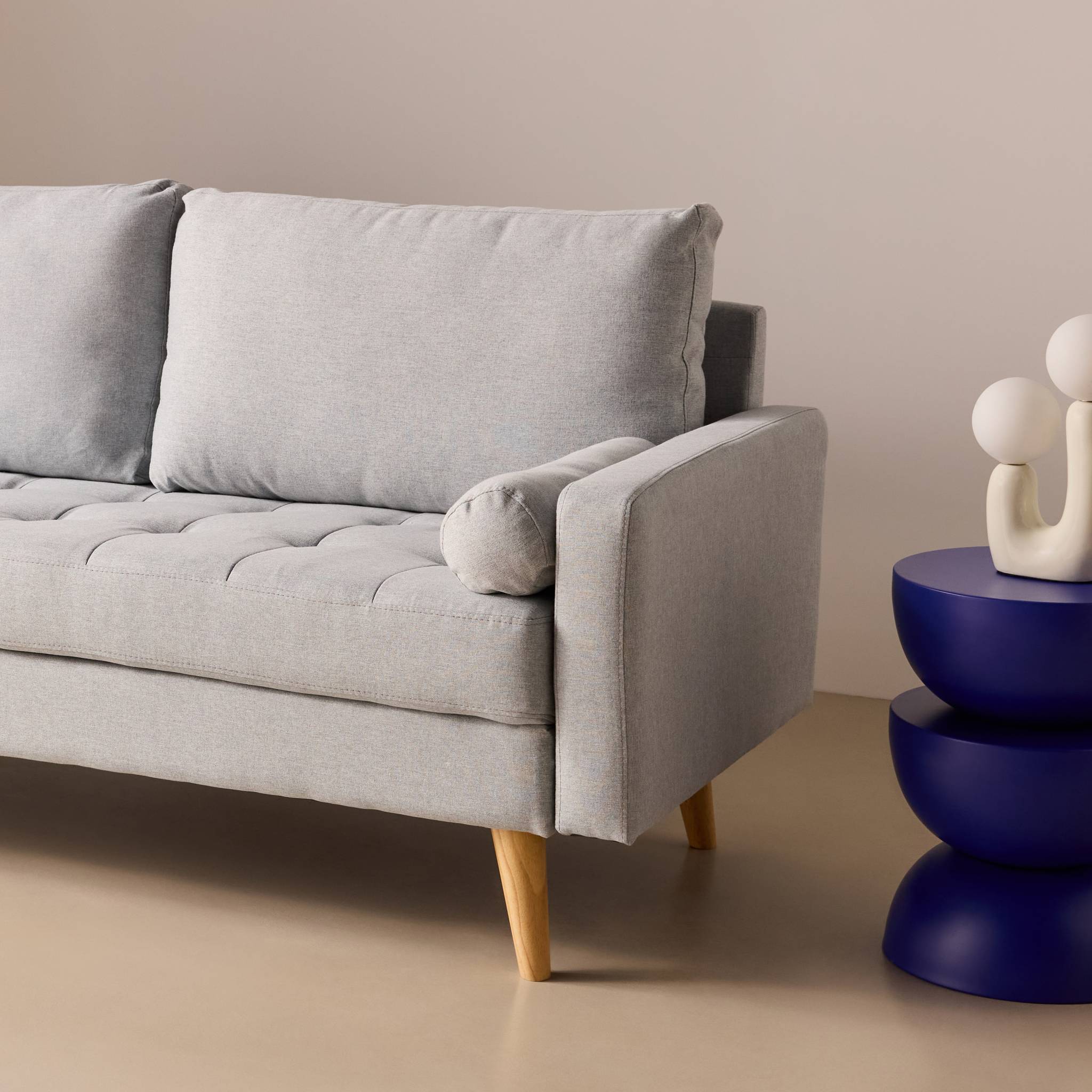 sweeek - Canapé en tissu gris clair. 3 places scandinave fixe. droit. pieds bois | sweeek - Image 3