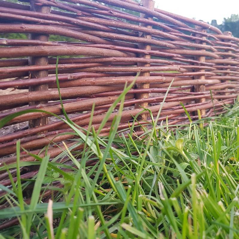 Lot de 4 bordures en osier tressé et piquets noisetier à planter L 1 m x H 20 cm - Easy Clôture - Imagen 4
