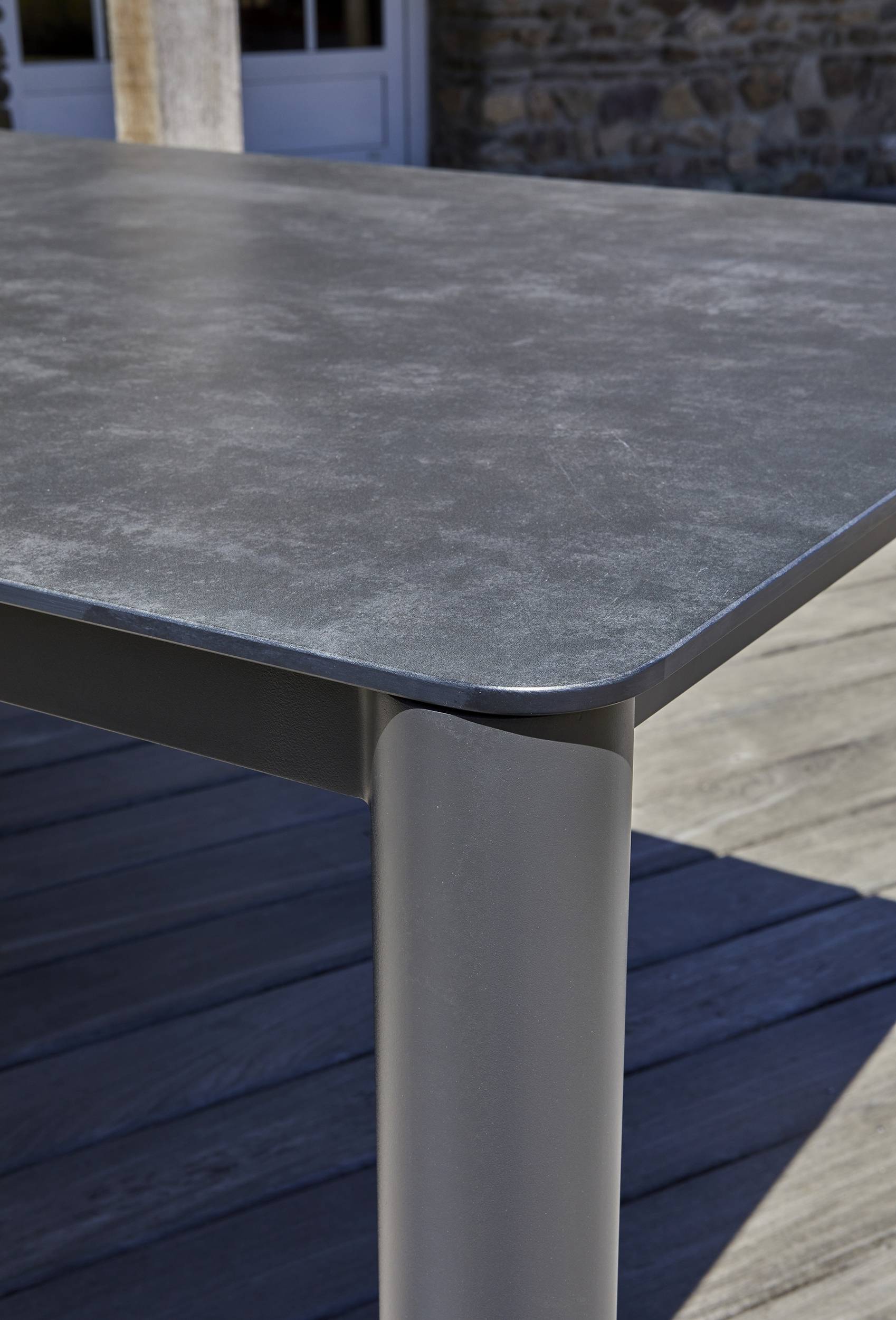 Ensemble repas de jardin 6 pl en alu plateau céramique sur verre - Gris anthracite - CAMARGUE - Image 4