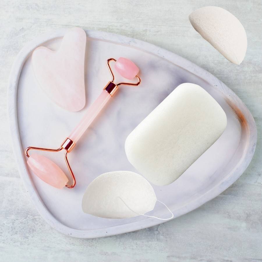 Accessoires essentiels inspirés par la nature. Chaque pièce, soigneusement sélectionnée, offre qualité et bienfaits pour votre peau