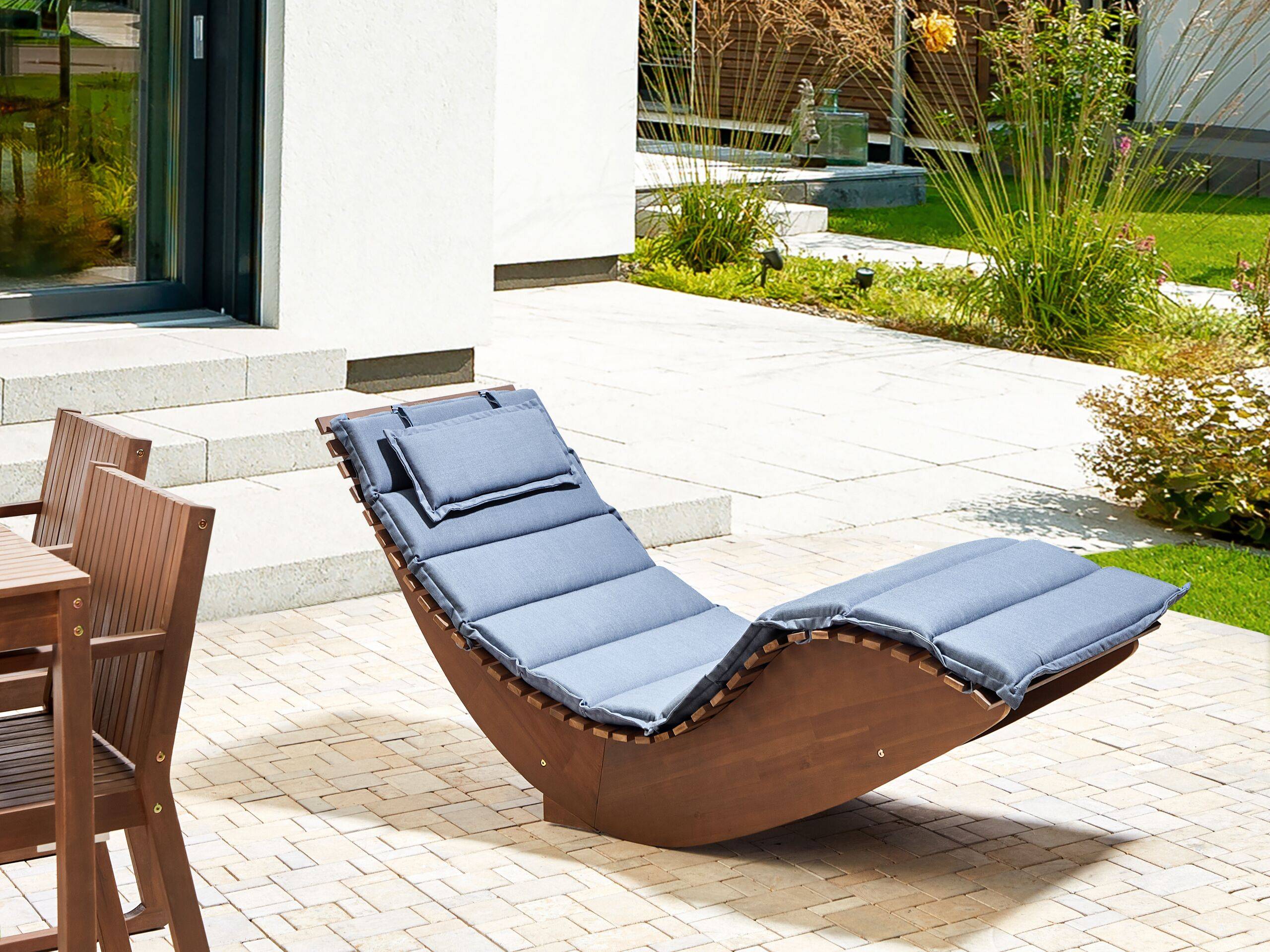 Beliani - Chaise Longue à Bascule Bois Foncé en Bois d'Acacia avec Coussin Bleu Patio Terrasse Jardin à Lattes - Imagen 2