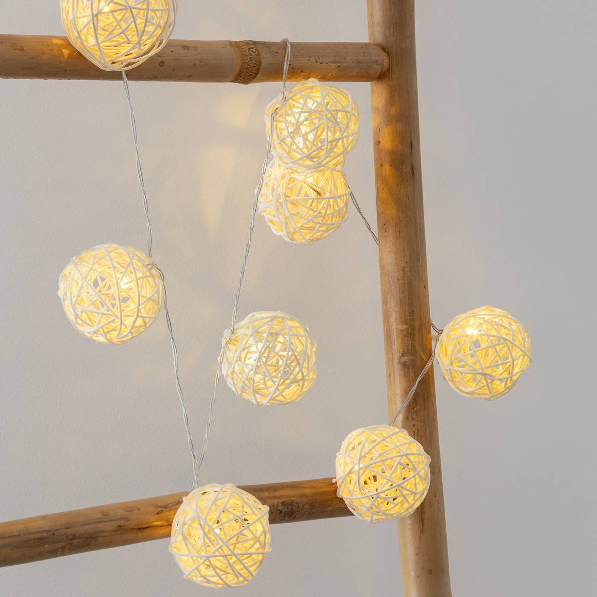 Atmosphera - Guirlande LED "Rotin" 10 boules pile blanc ivoire L162cm - Atmosphera Créateur d'intérieur - Image 1