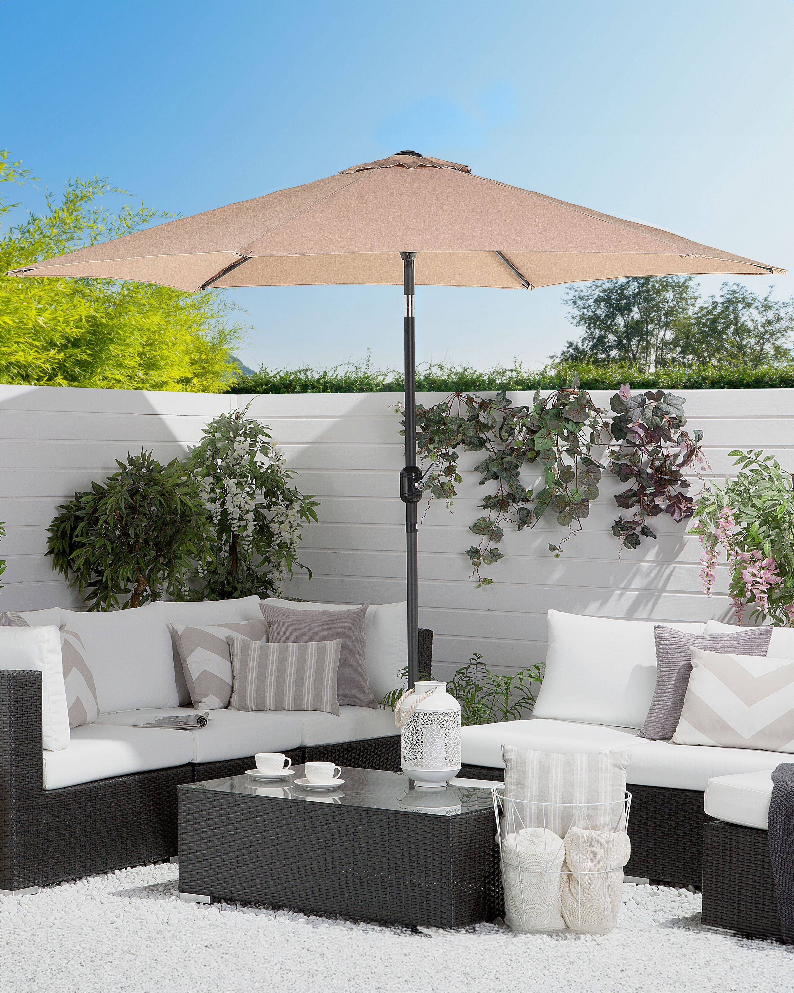 Beliani - Parasol de Jardin ou de Terrasse Beige Sable Orientable avec Pied Noir Diamètre 270 cm Toile Anti UV Beliani - Imagen 2