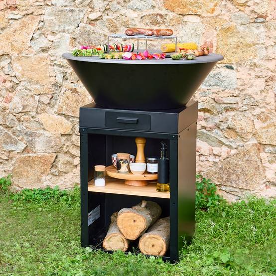 sweeek - Brasero barbecue Ø81.5cm avec grille de cuisson. espace de stockage pour le bois + Housse en polyester | sweeek - Image 1