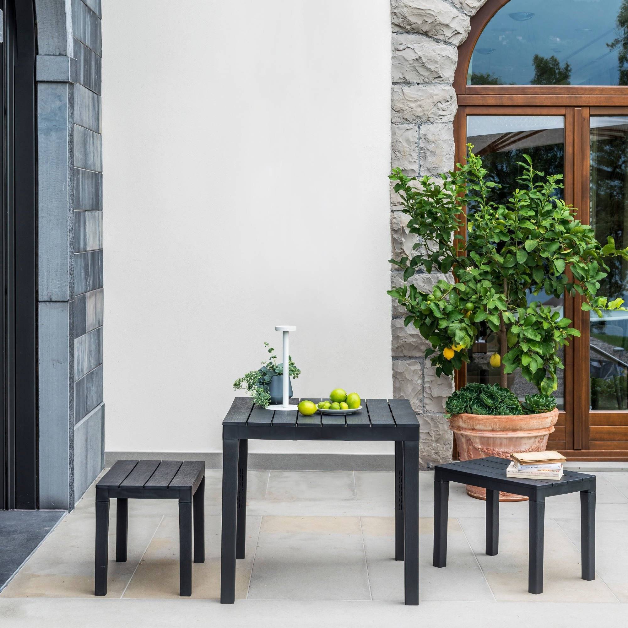 Dmora - Salon d'extérieur Dkabash, Composition de jardin avec 1 table carrée et 2 bancs, Salon intérieur et extérieur de Pic Nic, Anthracite - Dmora - Imagen 2