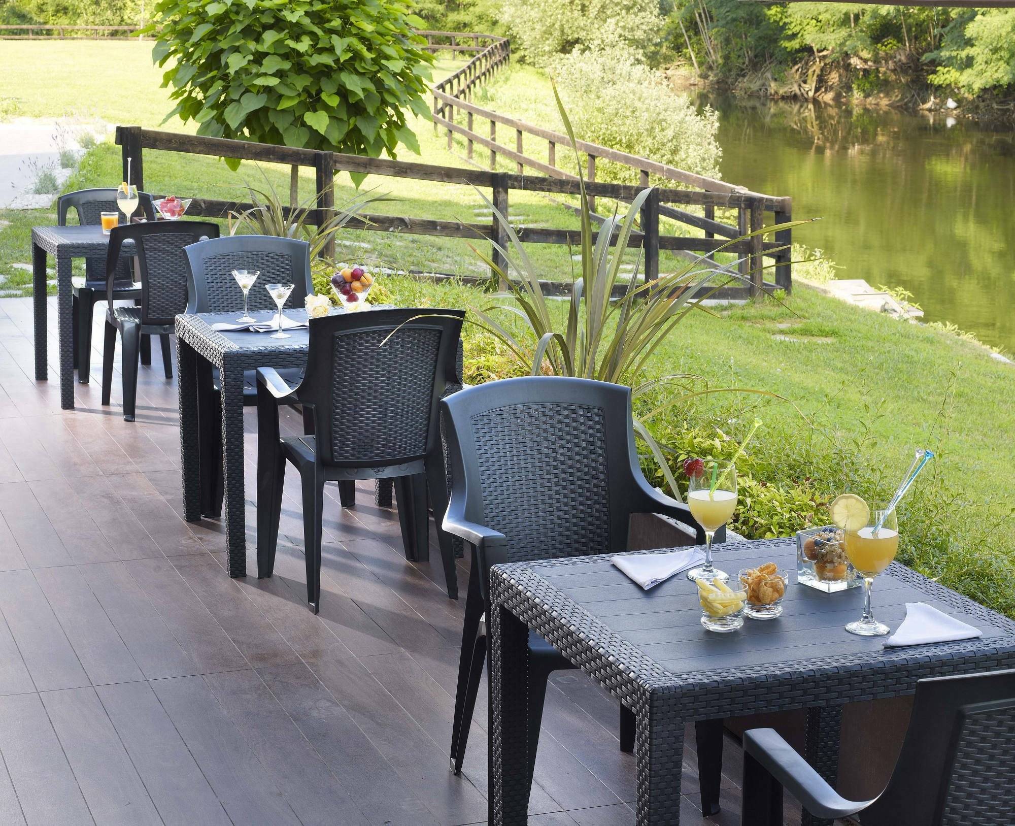 Dmora - Table d'extérieur Daanan, Table de jardin carrée, Etagère fixe effet rotin, 100% Made in Italy, 80x80h72 cm, Anthracite - Dmora - Imagen 5