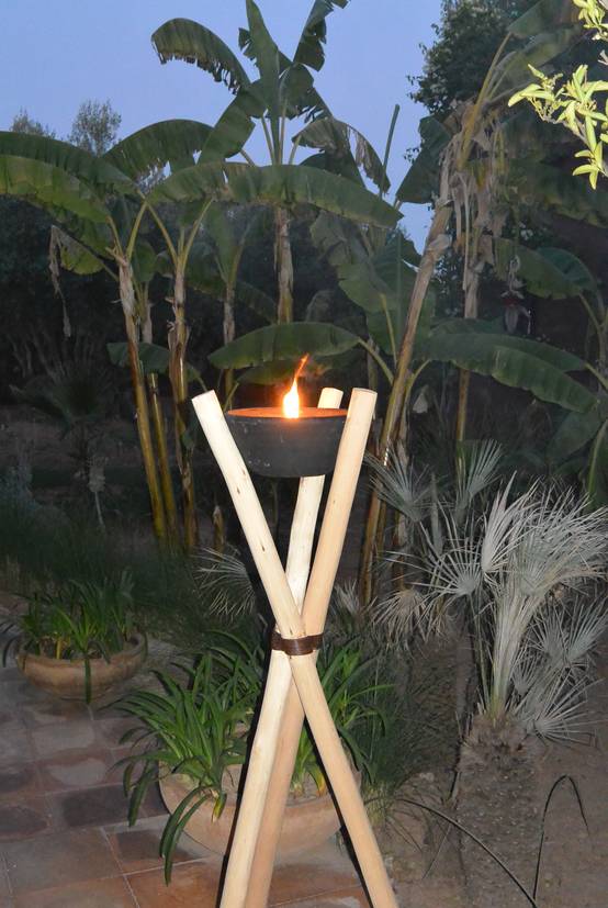 Bougie extérieure à la citronnelle est dans un pot en fer avec trépied - Brin d'Ombre - Image 6