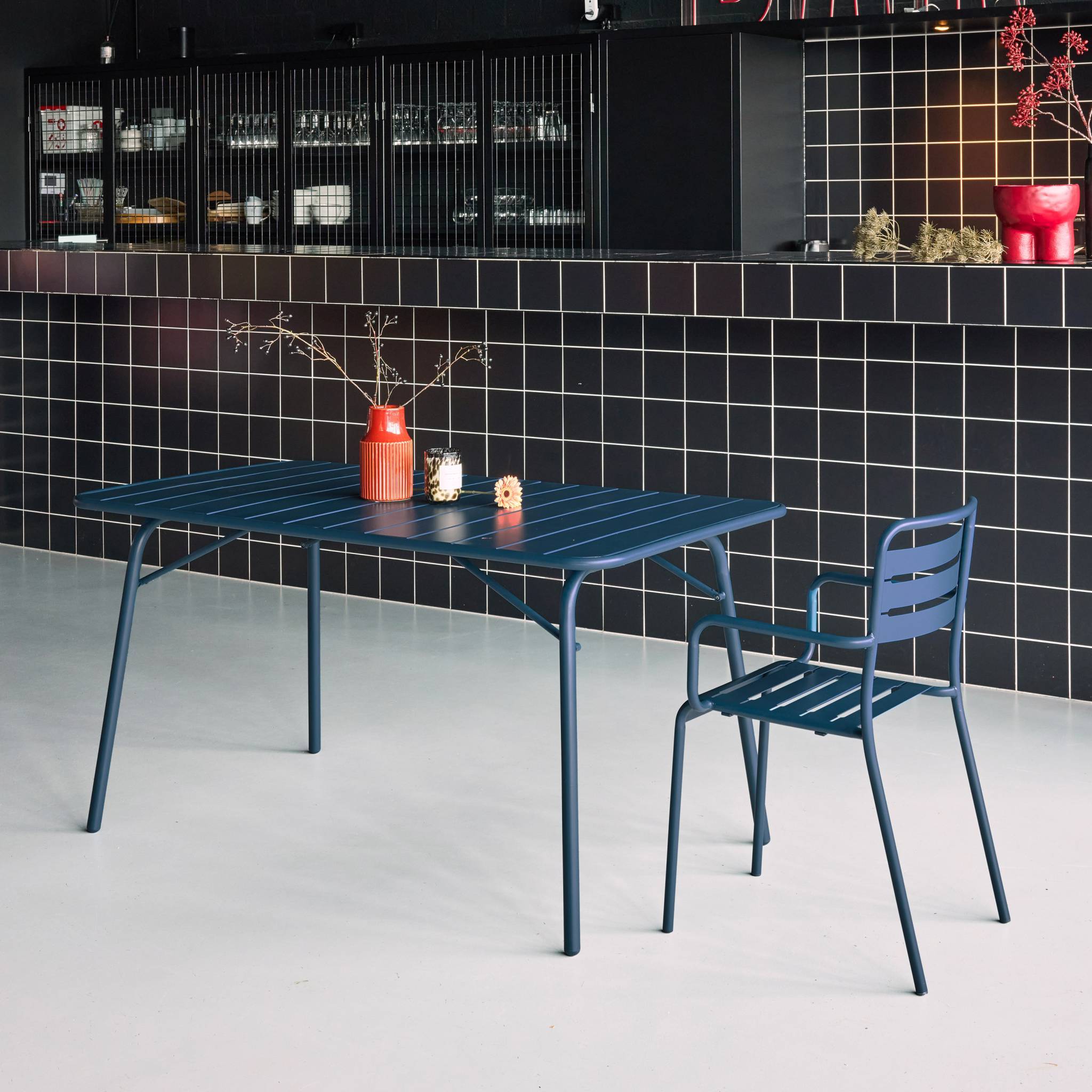 sweeek - Table de jardin pliante métal 6 places. marine. Amelia. 140x80 cm. traitement antirouille. lattes et bords arrondis | sweeek - Image 5